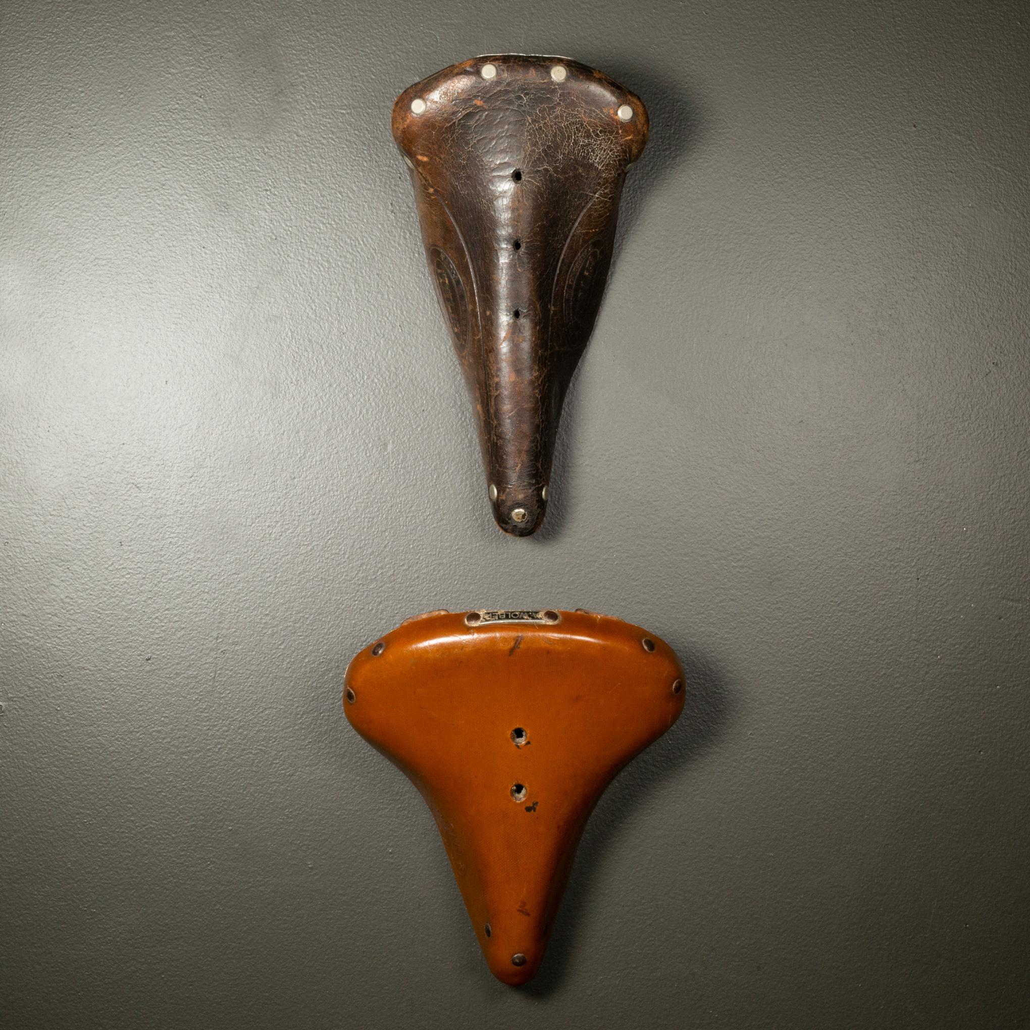 ACERCA DE

Sillines de bicicleta de cuero vintage de Italia y Francia con etiquetas originales. 

    CREADOR A. Wolber, Italia.
    FECHA DE FABRICACIÓN c1930-1940. Italia. Francia. 
    MATERIALES Y TÉCNICAS Cuero, Metal.
    ESTADO Bueno.