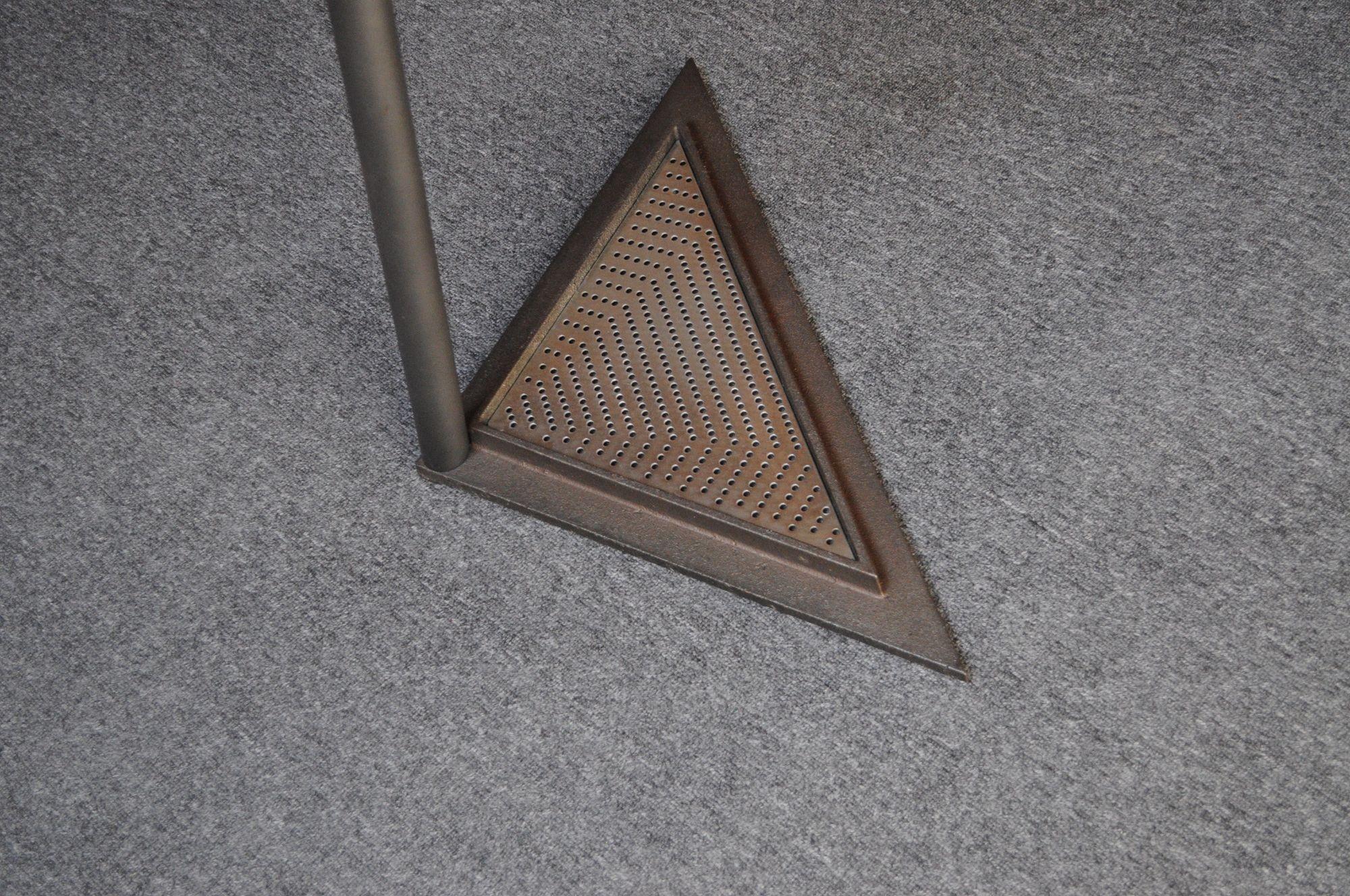 Vintage Italian Angled Coat Rack with Umbrella Stand in Painted Steel and Brass For Sale 5