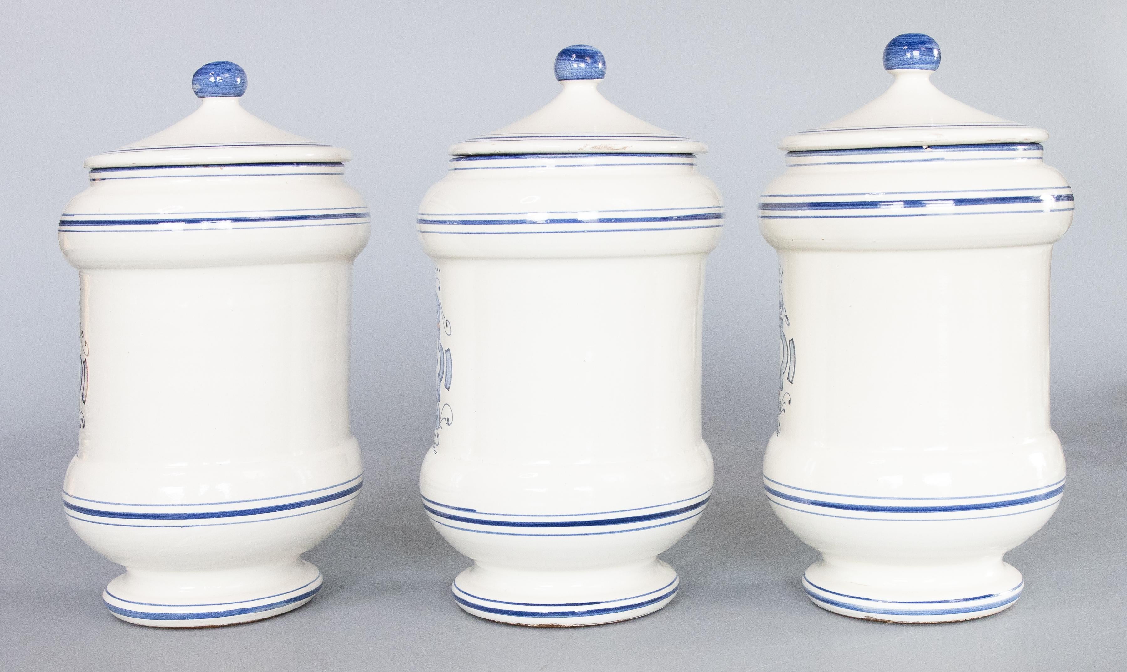 Céramique Ensemble de 3 pots d'apothicaire italiens à couvercle, vers 1930 en vente
