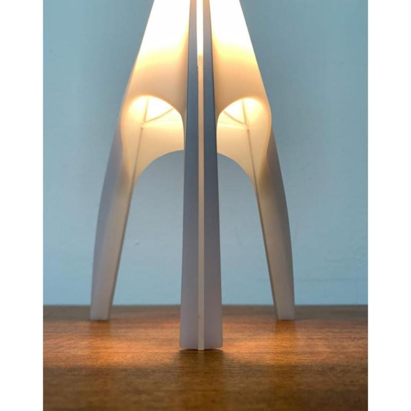 Vintage Italian Arcadia Tripod Table Lamp de Martini Illuminazione siglo XX en venta