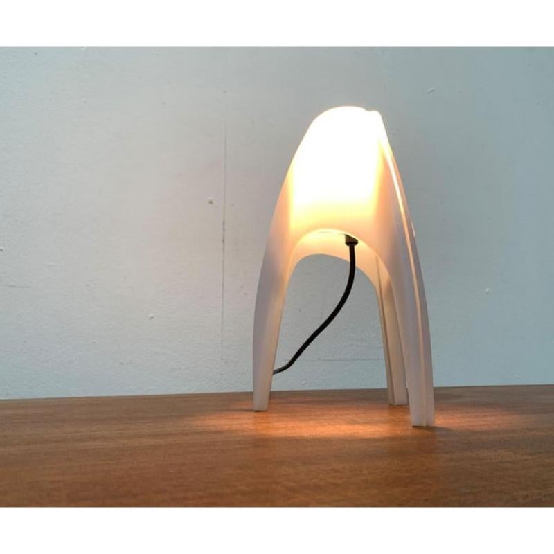 Vintage Italian Arcadia Tripod Table Lamp de Martini Illuminazione Plástico en venta
