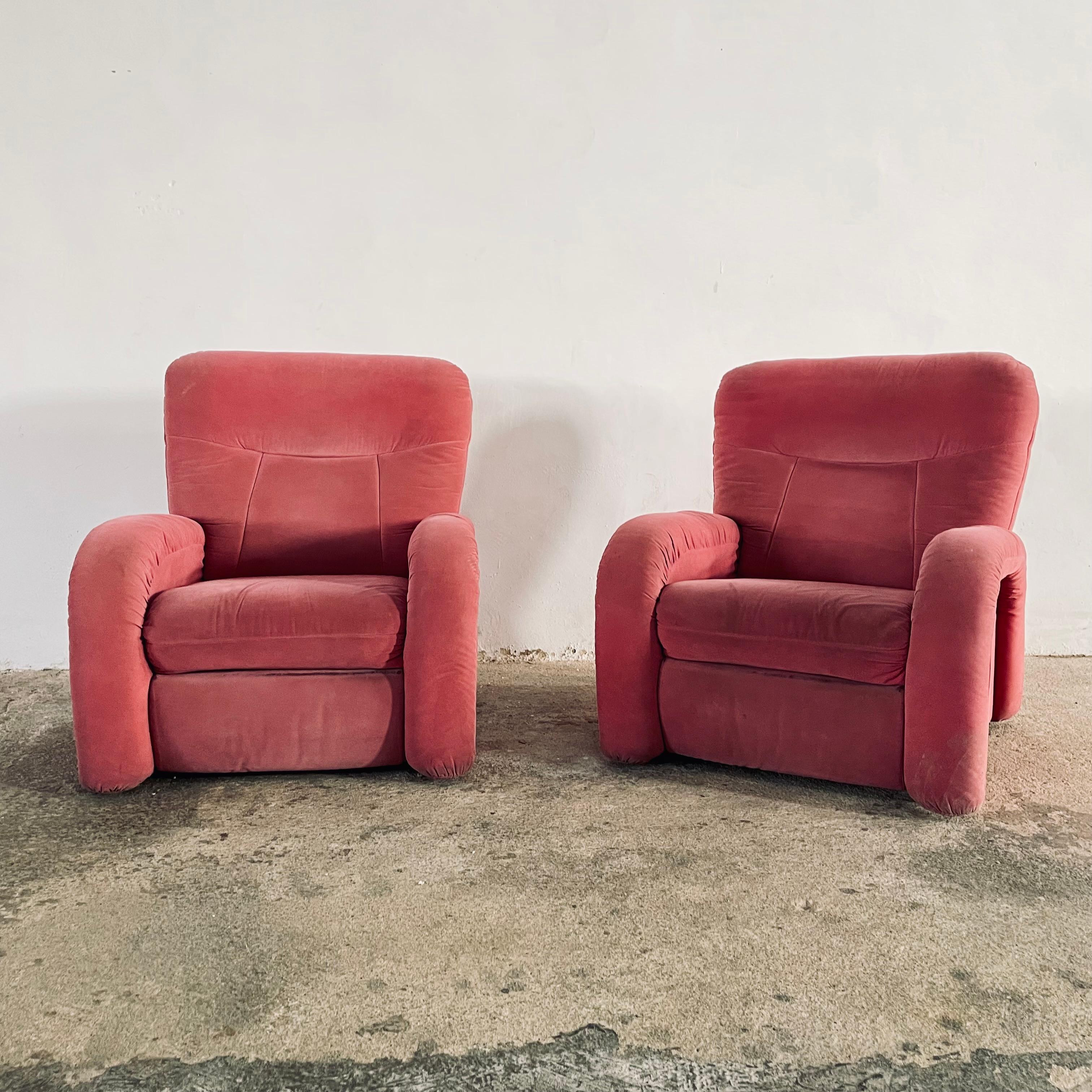 Magnifiques chaises de salon italiennes de style Art Déco en état d'origine, revêtement en velours rétro et piétement en métal, conçues en Italie dans les années 1950, 1 des 2 chaises disponibles, prix à l'unité.
Ces articles vintage restent