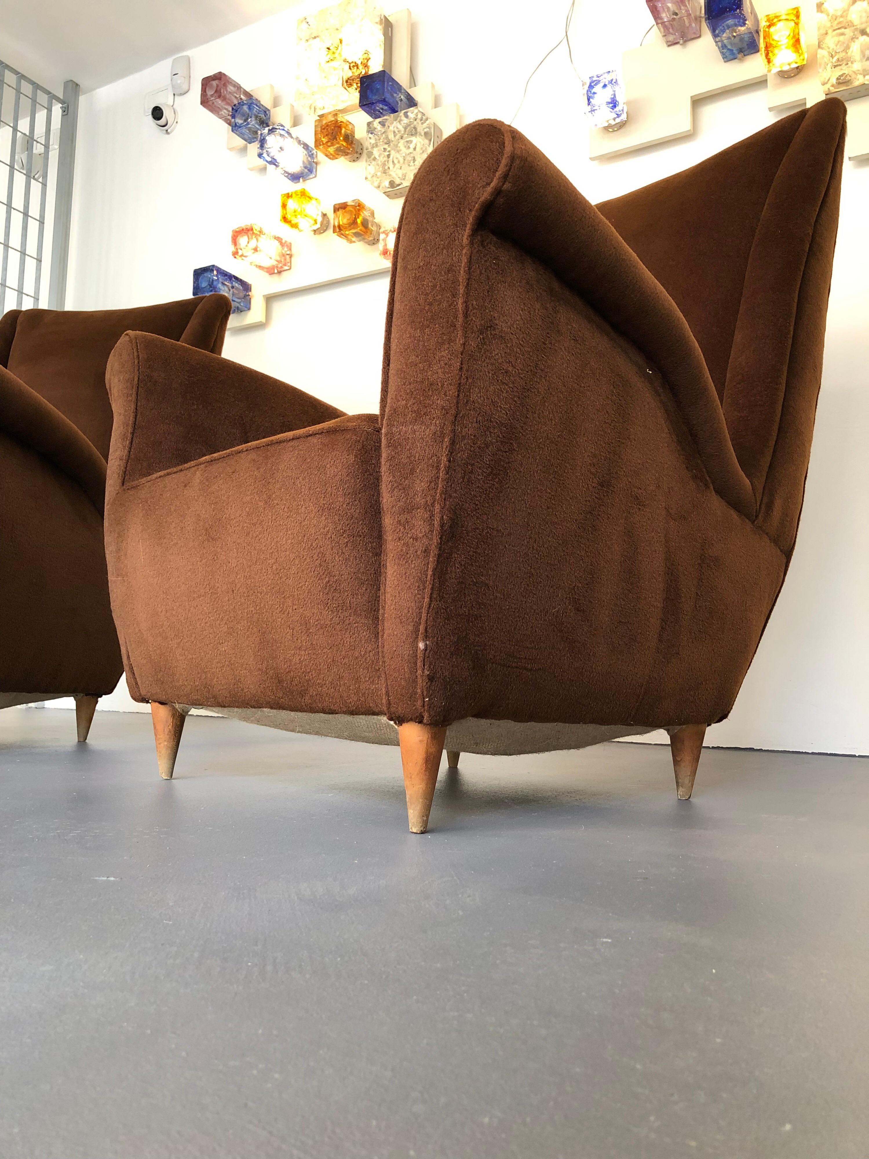 Great pair of rare armchairs designed by Gio Ponti in the 1950s. They have been restored and reupholstered with original vintage wool velvet. Measures: Height 98 cm, width 78 cm, depth 77 cm.