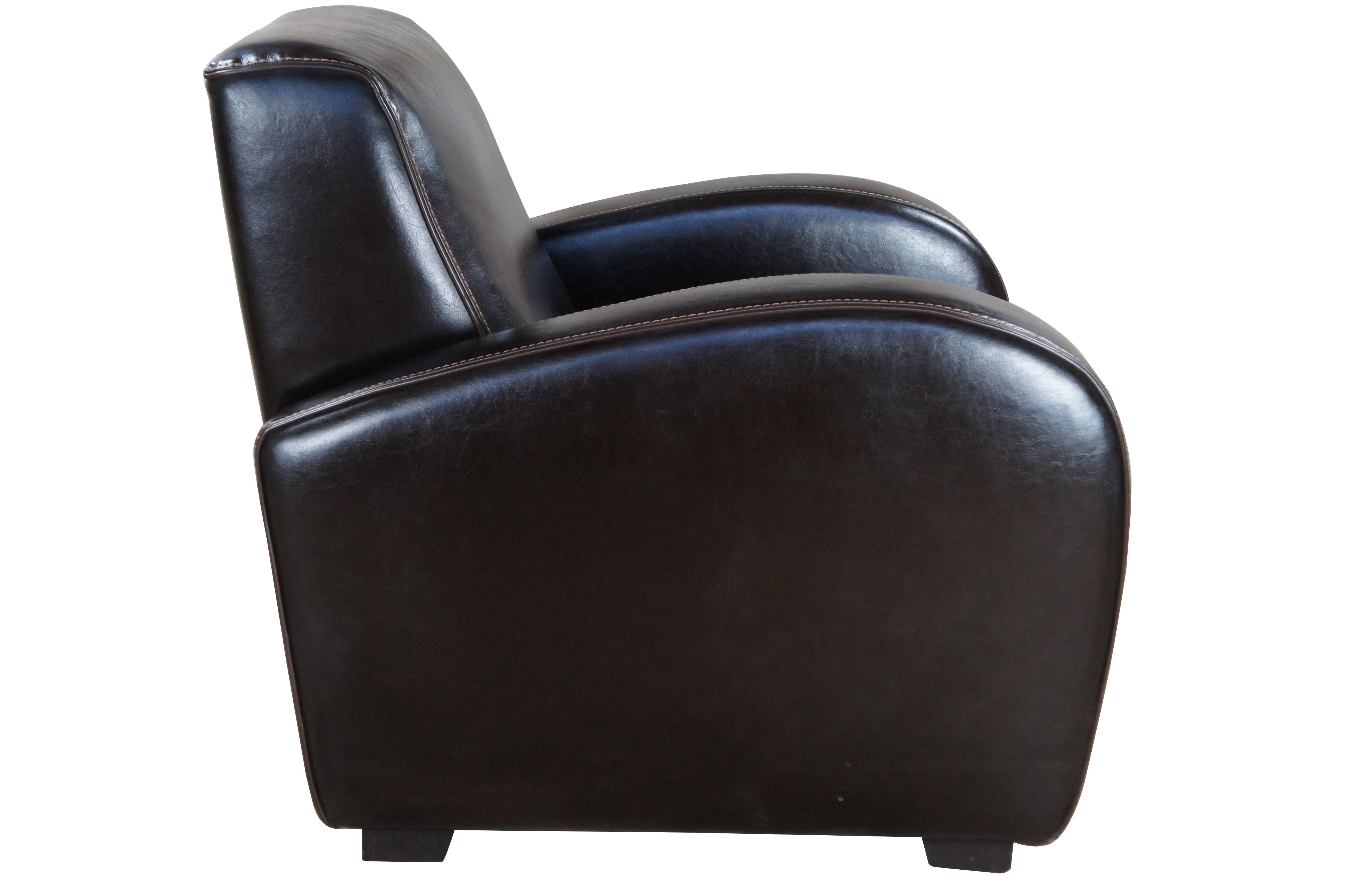 Fauteuil club / lounge / accoudoir vintage italien de style Art Deco avec des accoudoirs hauts et inclinés et un revêtement en cuir brun. 

Dimensions :
34