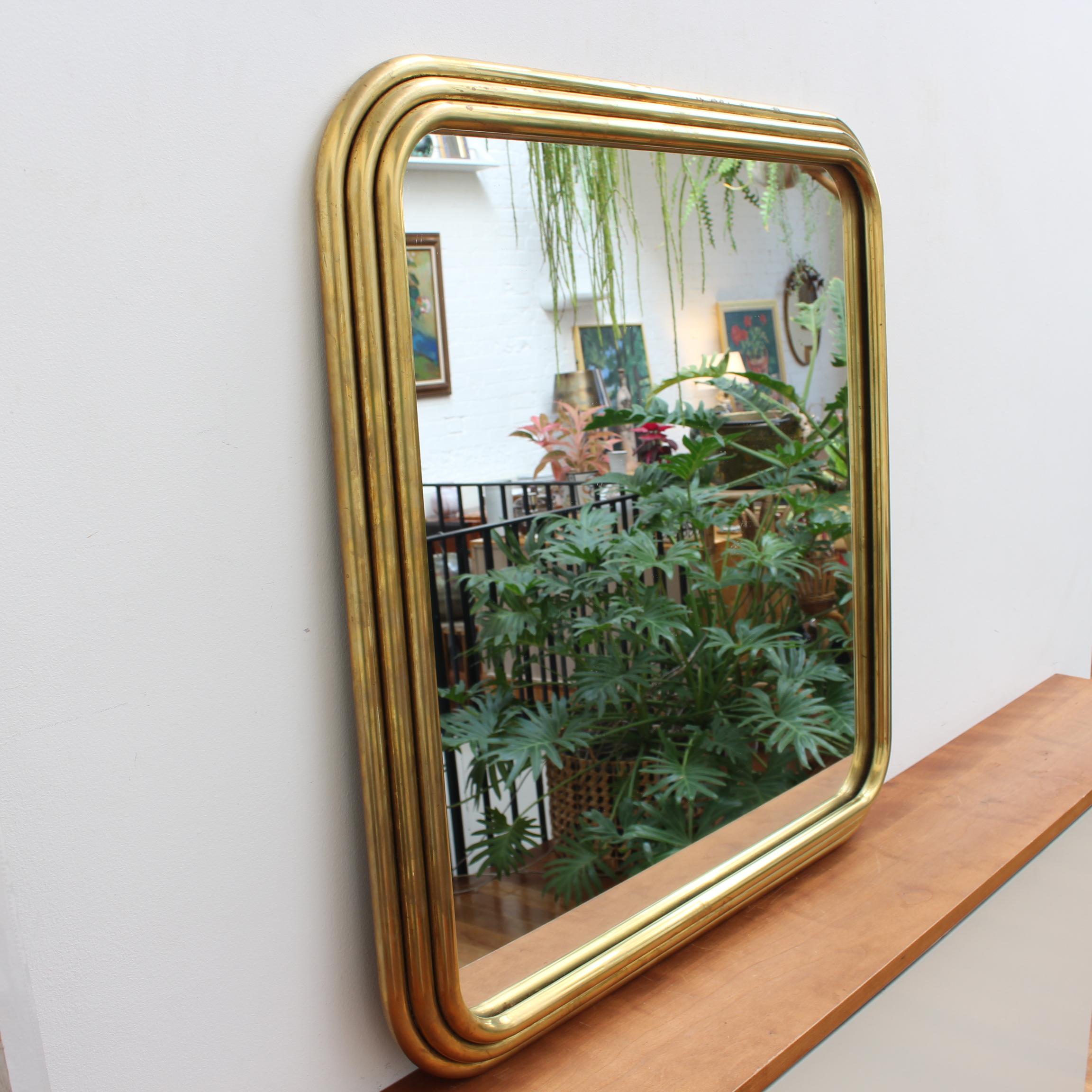 italien Vintage Italian Art Deco Wall Mirror with Brass Frame (circa 1960s) en vente