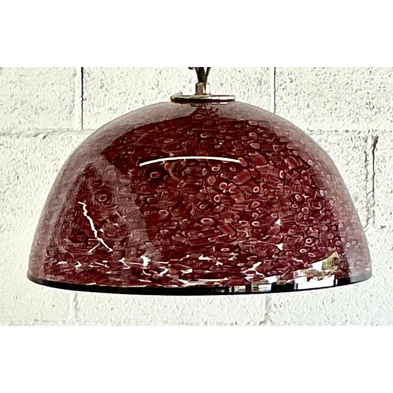 Immergi il tuo spazio nella bellezza ipnotica di questo lampadario a cupola in vetro artistico italiano vintage, un pezzo mozzafiato che richiama il famoso stile di Murano. Questo magnifico apparecchio mette in mostra un intricato arazzo di colori