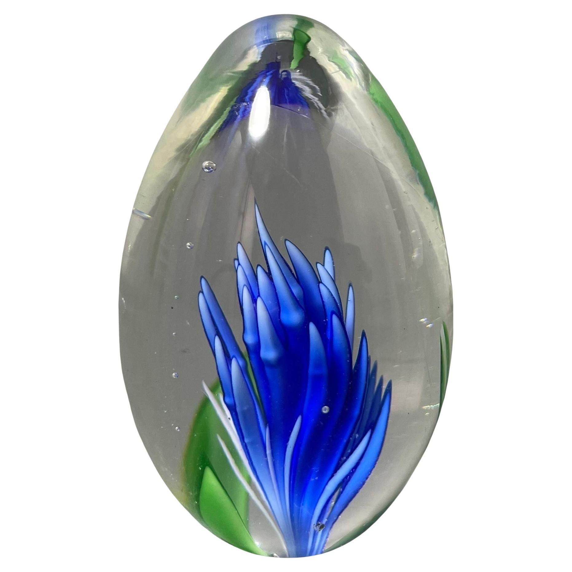 Pisapapeles Vintage Italian Italian Art Glass Forma de huevo azul y verde en venta