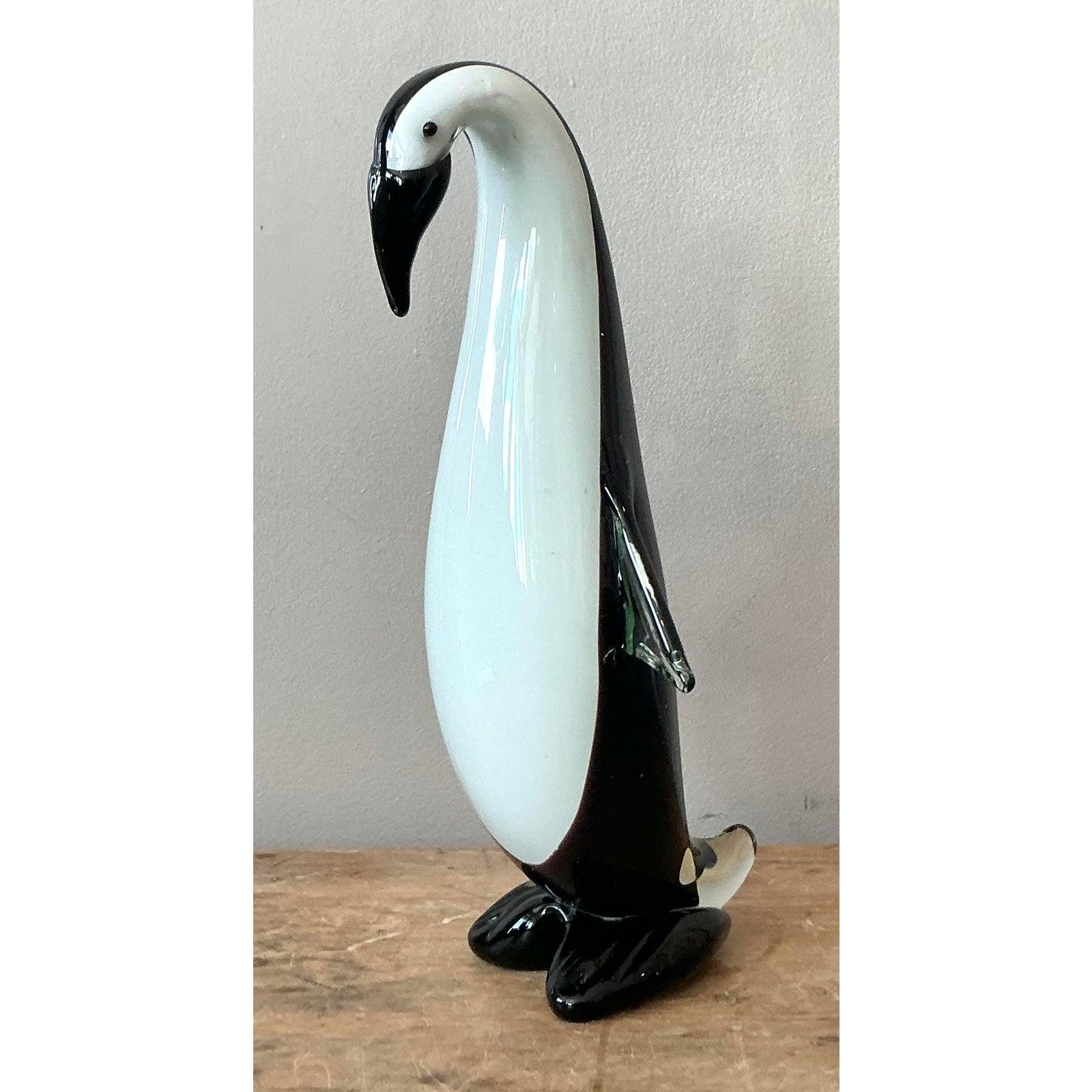 Questa sorprendente scultura figurativa è un superbo esempio di vetro artistico italiano della metà del secolo, che evoca fortemente lo stile distintivo e l'alta artigianalità di Murano. La figura del pinguino è elegantemente stilizzata, realizzata