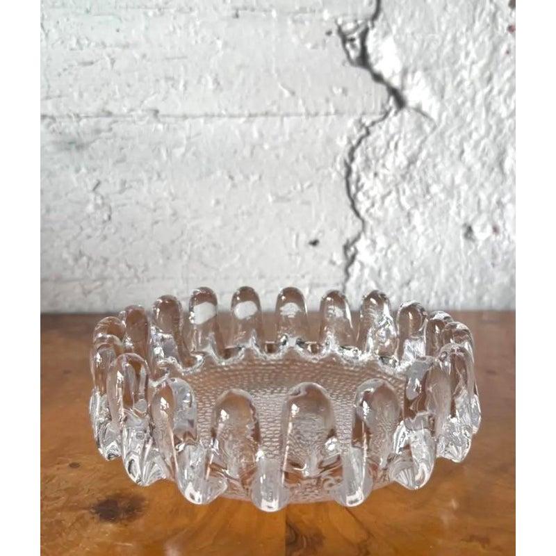 Als eindrucksvolles Beispiel für italienische Handwerkskunst aus der Mitte des Jahrhunderts strahlt dieses Vintage-Glastablett im Stil von Murano zeitlose Eleganz aus. Die mit bemerkenswertem Geschick mundgeblasenen Tabletts zeigen ein reiches