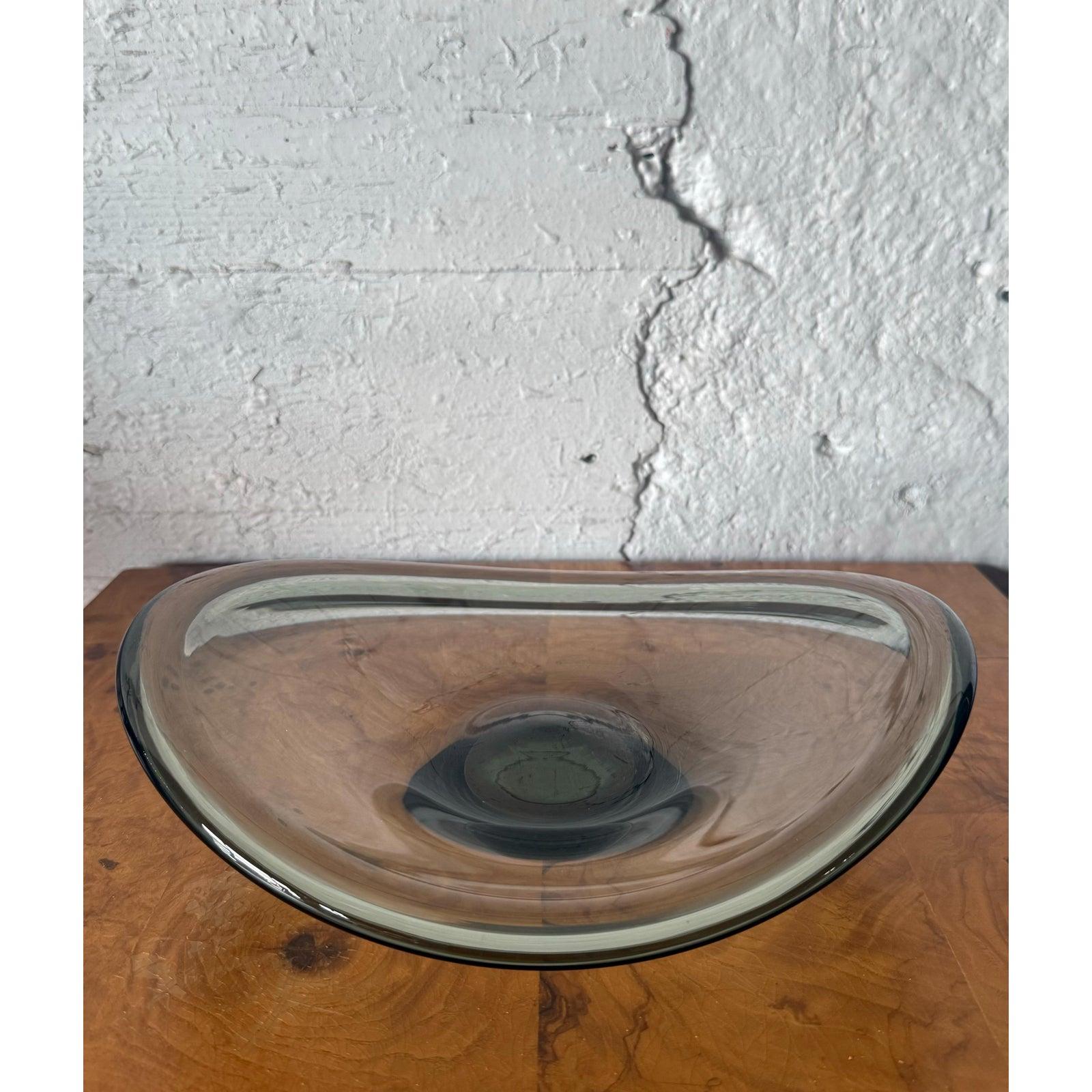 Dieses atemberaubende Vintage-Glastablett ist ein wunderschönes Beispiel für italienische Handwerkskunst im Stil der Glasmacher von Murano. Das wahrscheinlich Mitte des 20. Jahrhunderts hergestellte Tablett besteht aus lebhaftem, mundgeblasenem Glas