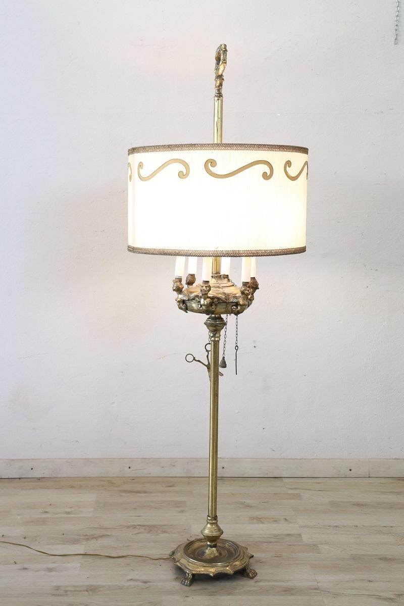 Beautiful vintage floor lamp. The body of this lamp is a true work of art in gilded brass. Characterized by a rich chiseled decoration. This lamp is inspired by the antique and famous Florentine oil lamps. The brass has a old patina. Equipped with