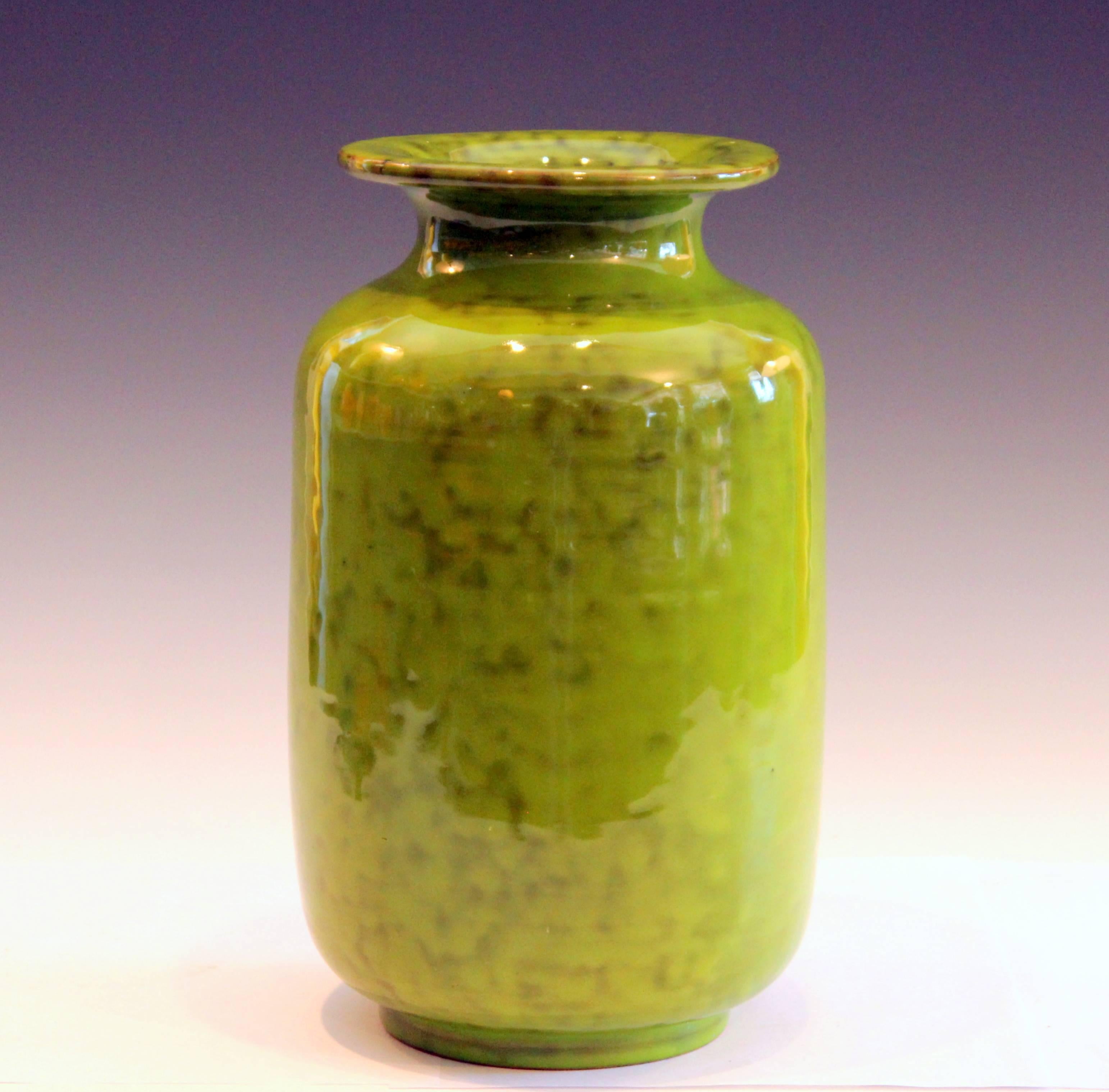 Vintage Italian pottery Rouleau form vase in mottled pistachio green glaze, circa 1960s. Attributed to Italica Ars for the PV distributor. Measures: 11 1/4