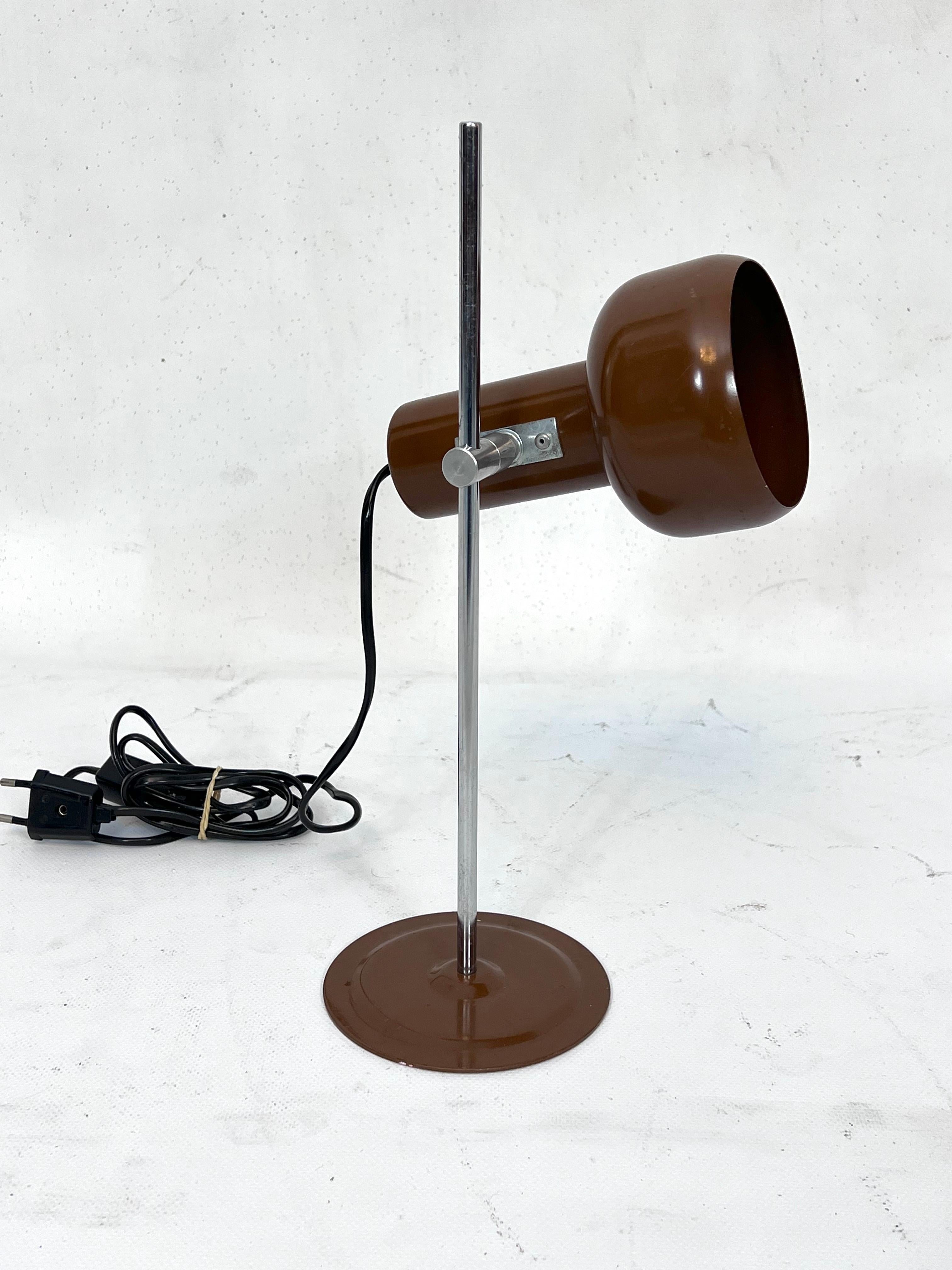 Lámpara de mesa articulada fabricada en Italia en los años 70. Buen estado de conservación, con rastros de uso y antigüedad. Algunos arañazos en la laca marrón. De metal. Funcionamiento completo con la norma de la UE, adaptable bajo demanda a la