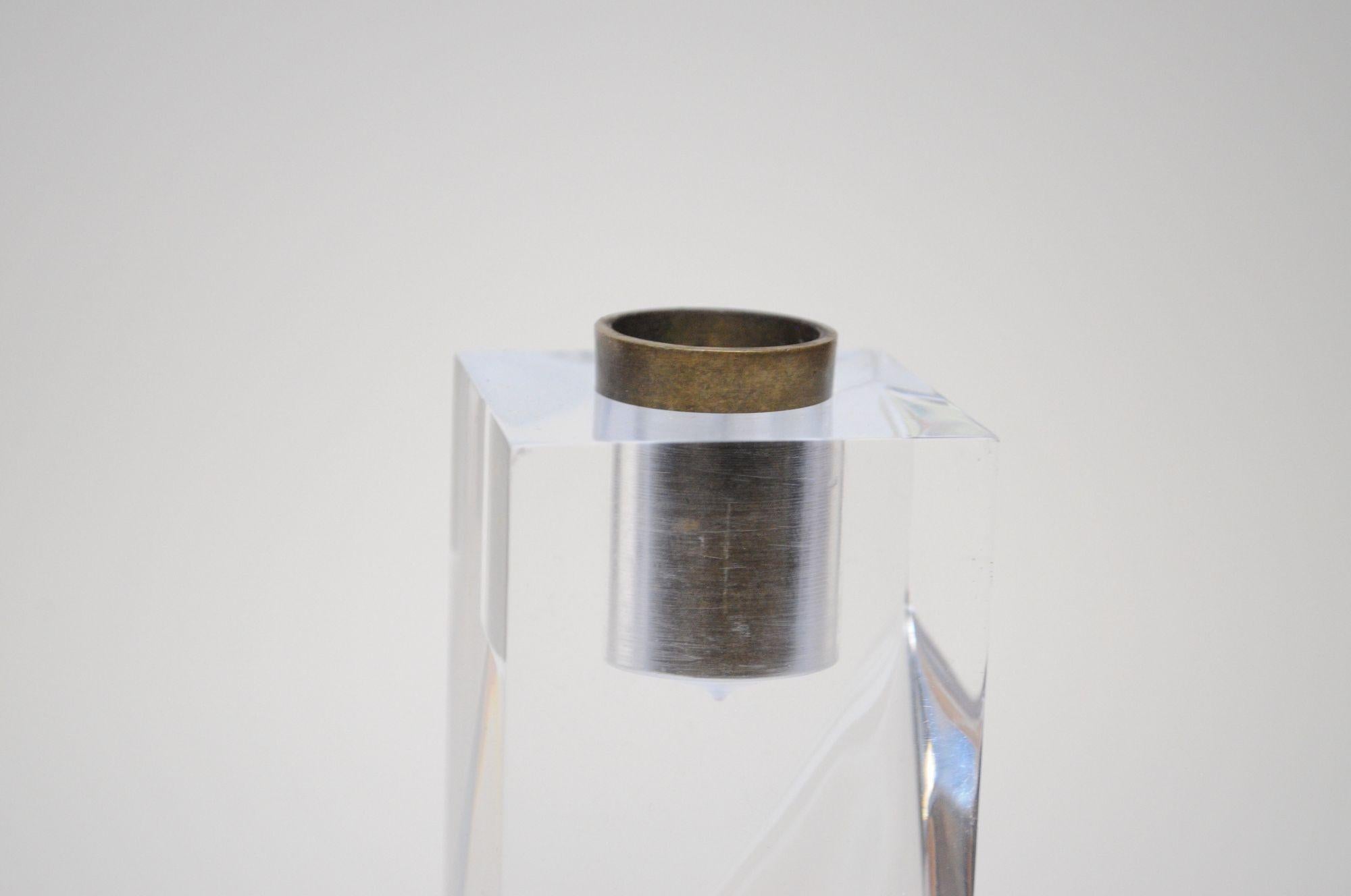 Portacandele scultoreo asimmetrico in lucite e ottone d'epoca in vendita 9