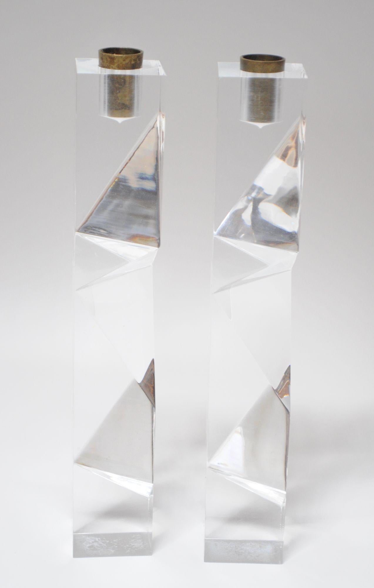 Mid-Century moderno Portacandele scultoreo asimmetrico in lucite e ottone d'epoca in vendita