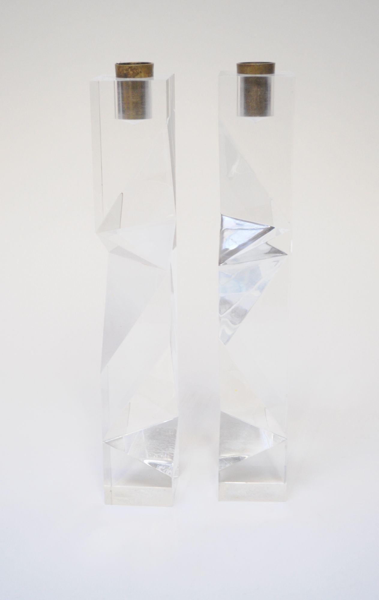 Italiano Portacandele scultoreo asimmetrico in lucite e ottone d'epoca in vendita