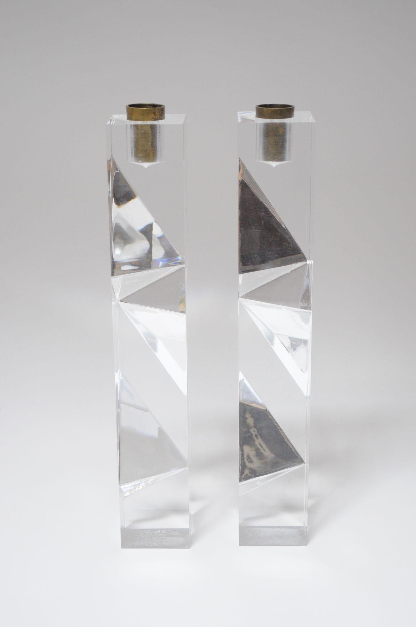 Portacandele scultoreo asimmetrico in lucite e ottone d'epoca In condizioni buone in vendita a Brooklyn, NY