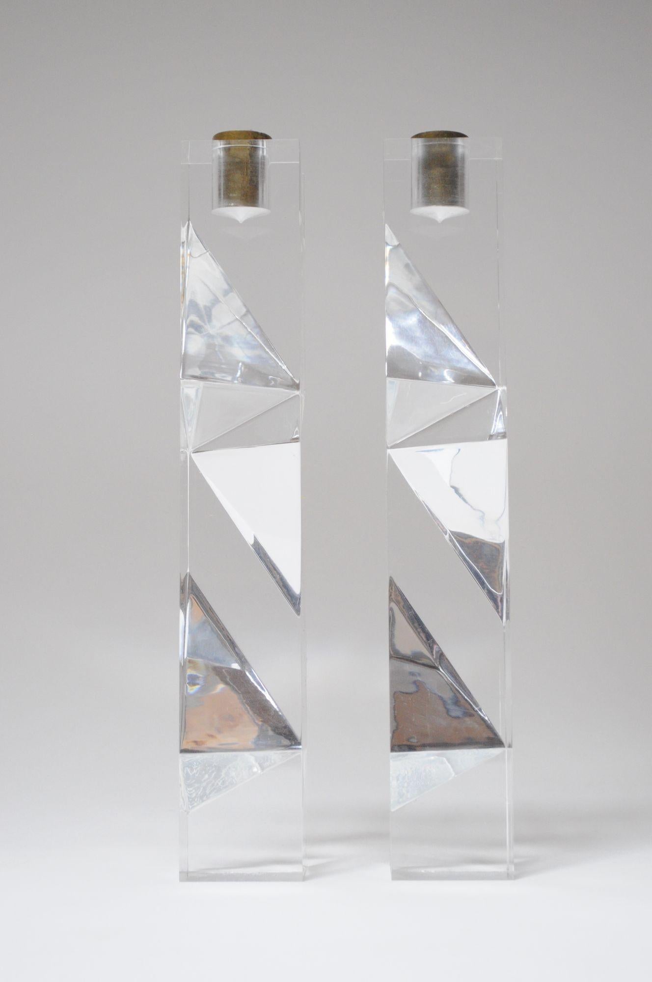 Fine XX secolo Portacandele scultoreo asimmetrico in lucite e ottone d'epoca in vendita