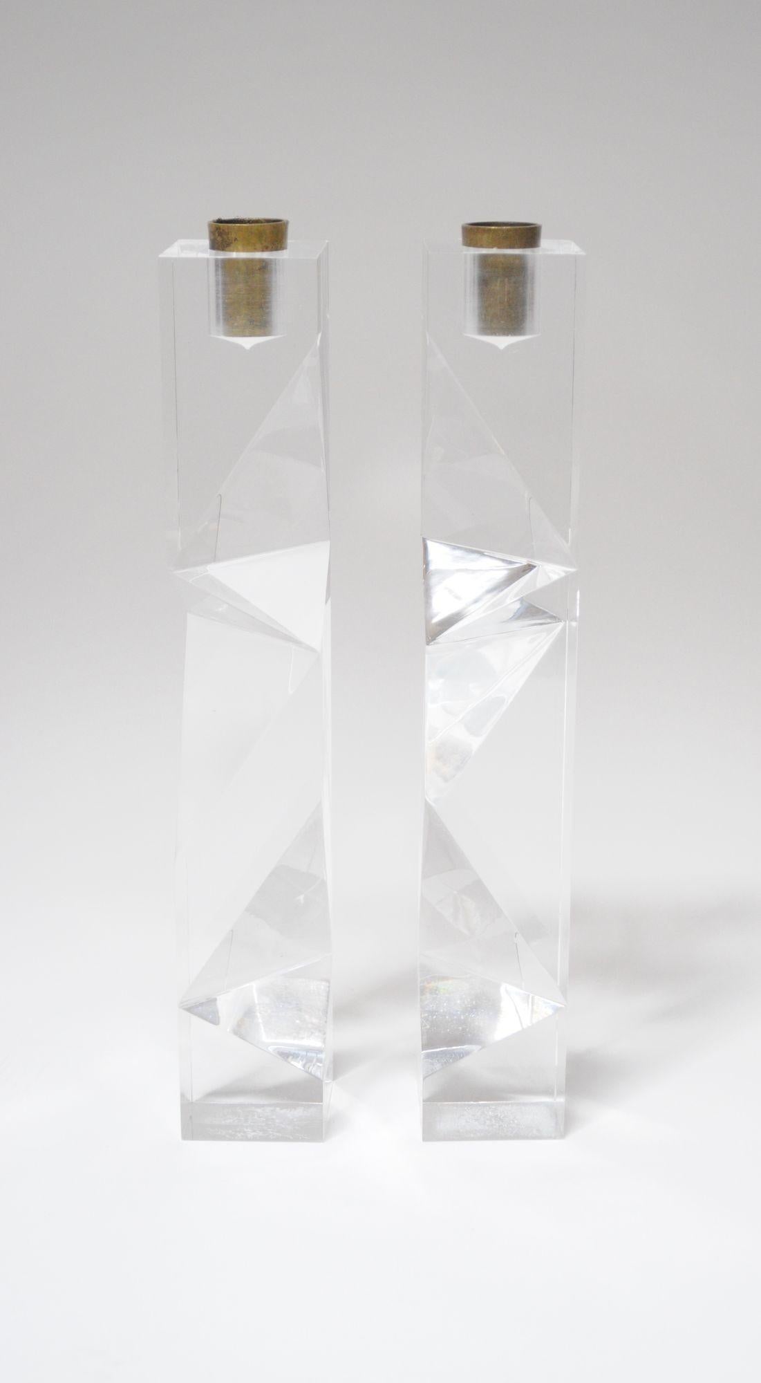Ottone Portacandele scultoreo asimmetrico in lucite e ottone d'epoca in vendita