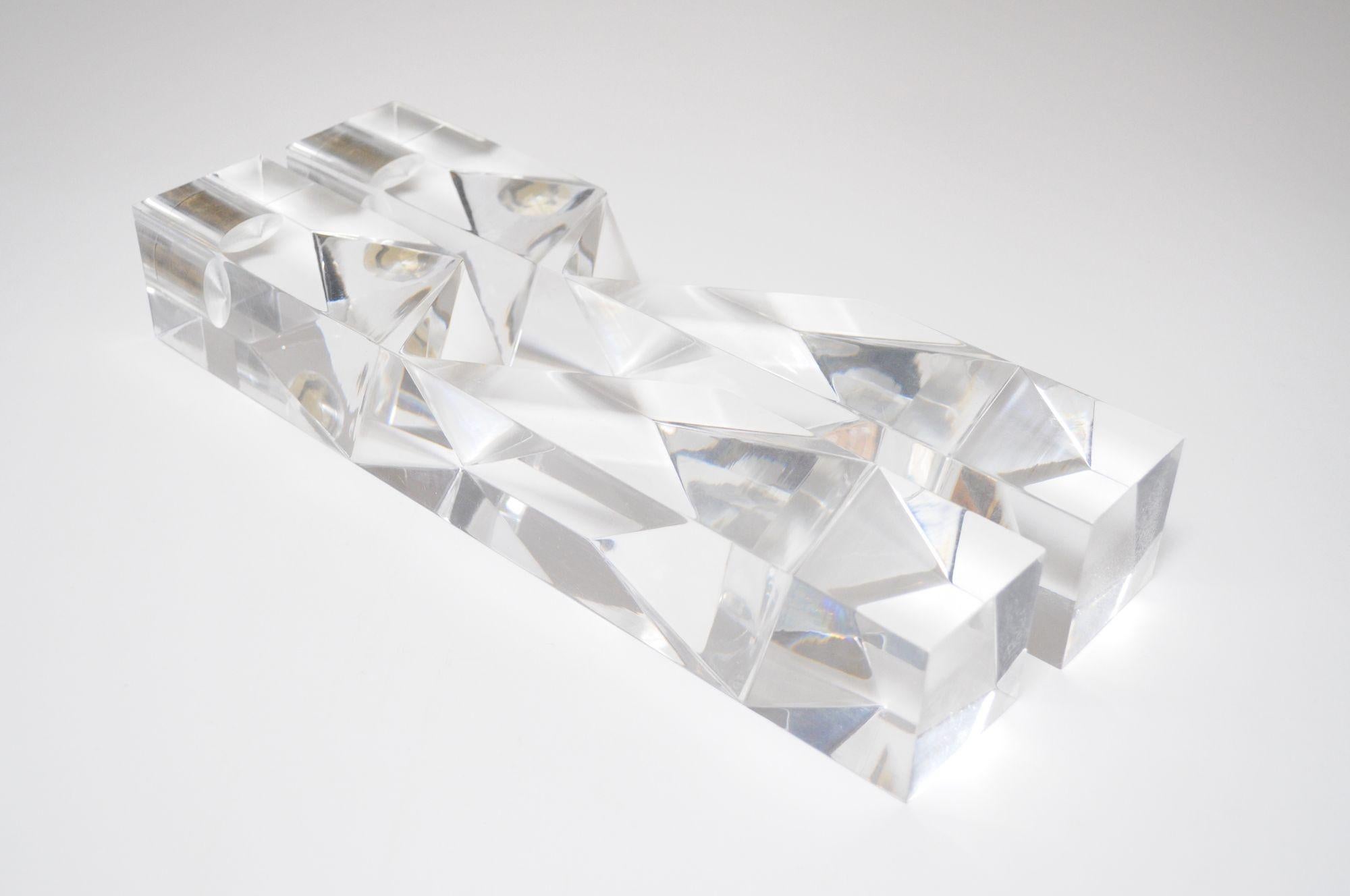 Portacandele scultoreo asimmetrico in lucite e ottone d'epoca in vendita 1