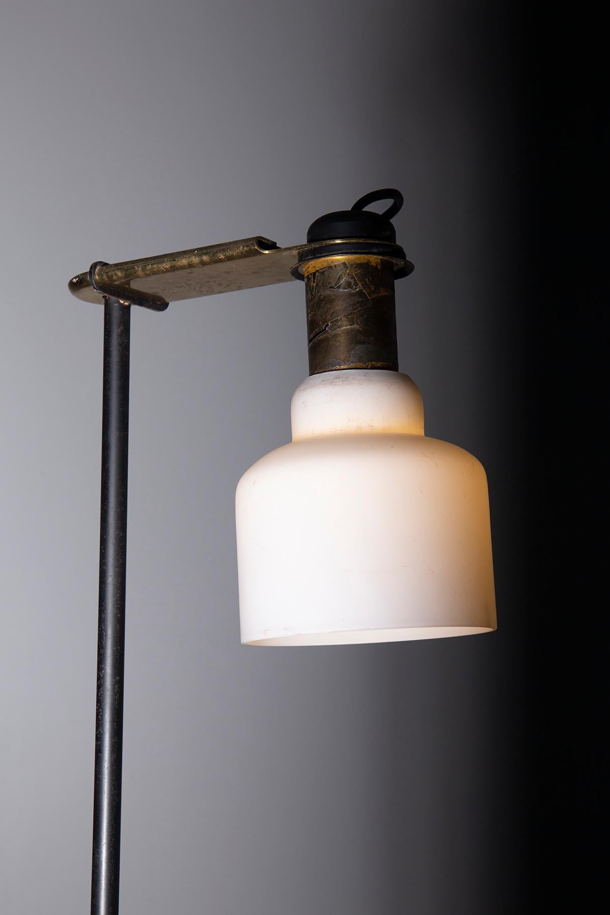 Vintage Italian Attr. a Oluce floor lamp in brass and opal glass In Good Condition For Sale In Milano, IT