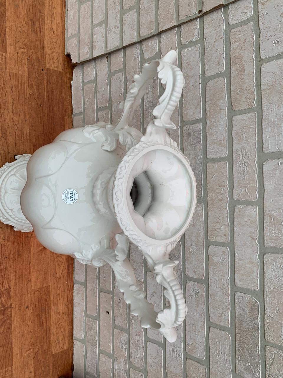 Vaso di Capodimonte bianco dei fratelli Azzolin d'epoca con maniglie In condizioni buone in vendita a Chicago, IL