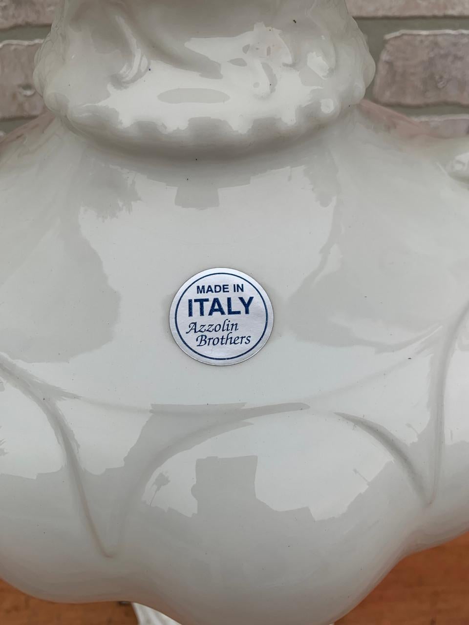 XX secolo Vaso di Capodimonte bianco dei fratelli Azzolin d'epoca con maniglie in vendita