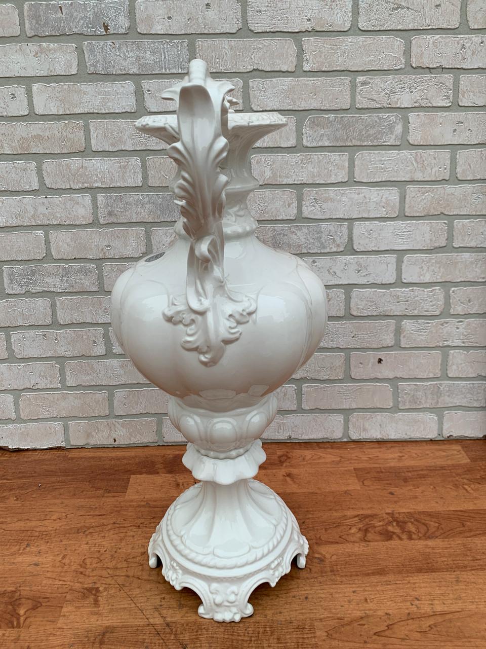 Ceramica Vaso di Capodimonte bianco dei fratelli Azzolin d'epoca con maniglie in vendita