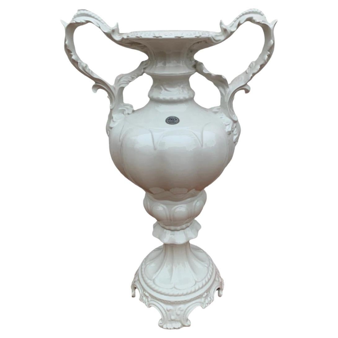 Vaso di Capodimonte bianco dei fratelli Azzolin d'epoca con maniglie in vendita