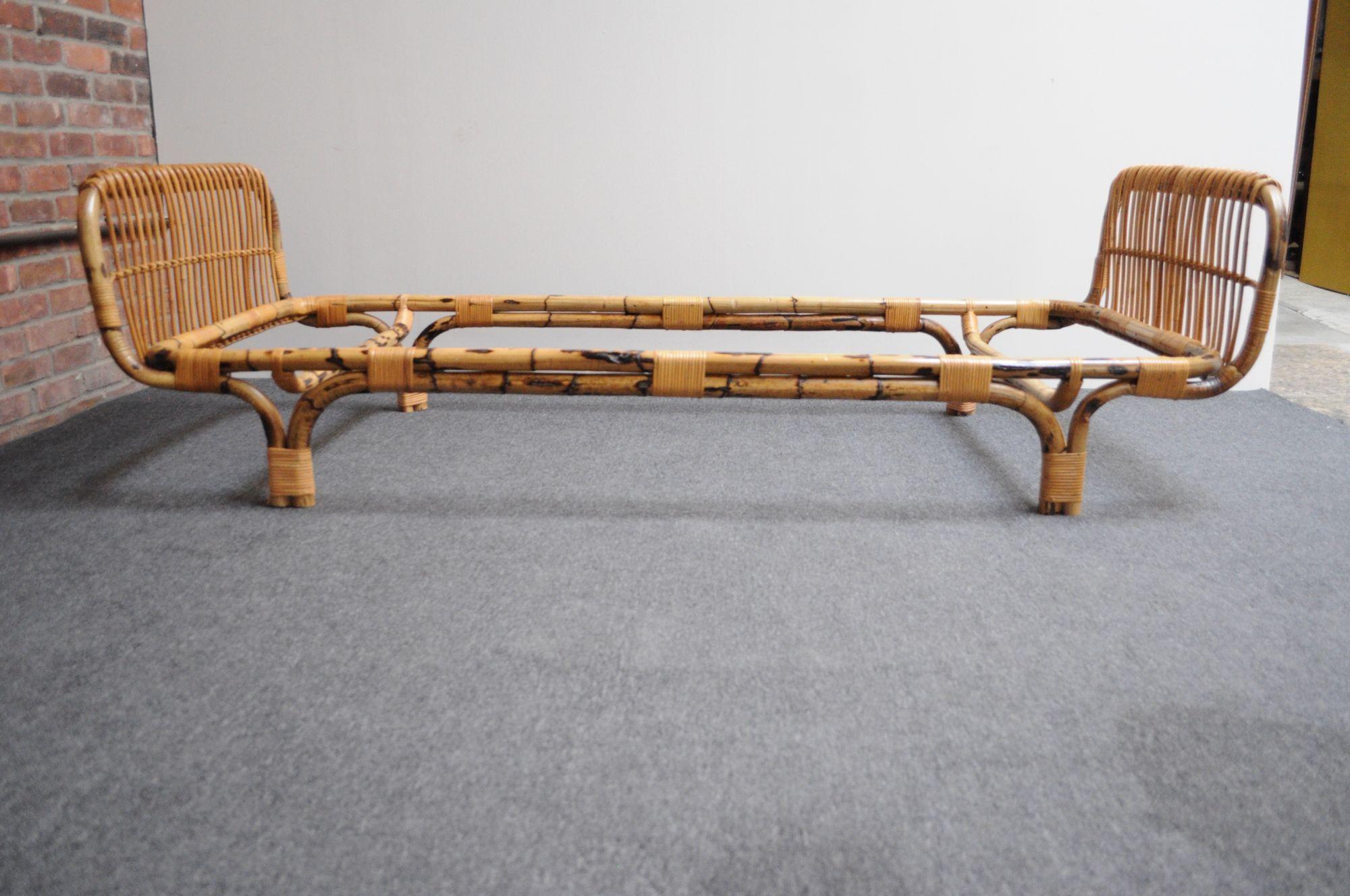Italian bamboo single/daybed by Tito Agnoli for Bonacina (ca. 1950s, Italy).
Composed of a rattan wrapped-bent bamboo frame (no springs or mattress/cushion).
Excellent, vintage condition with naturally aged patina. Rattan is intact and bamboo frame