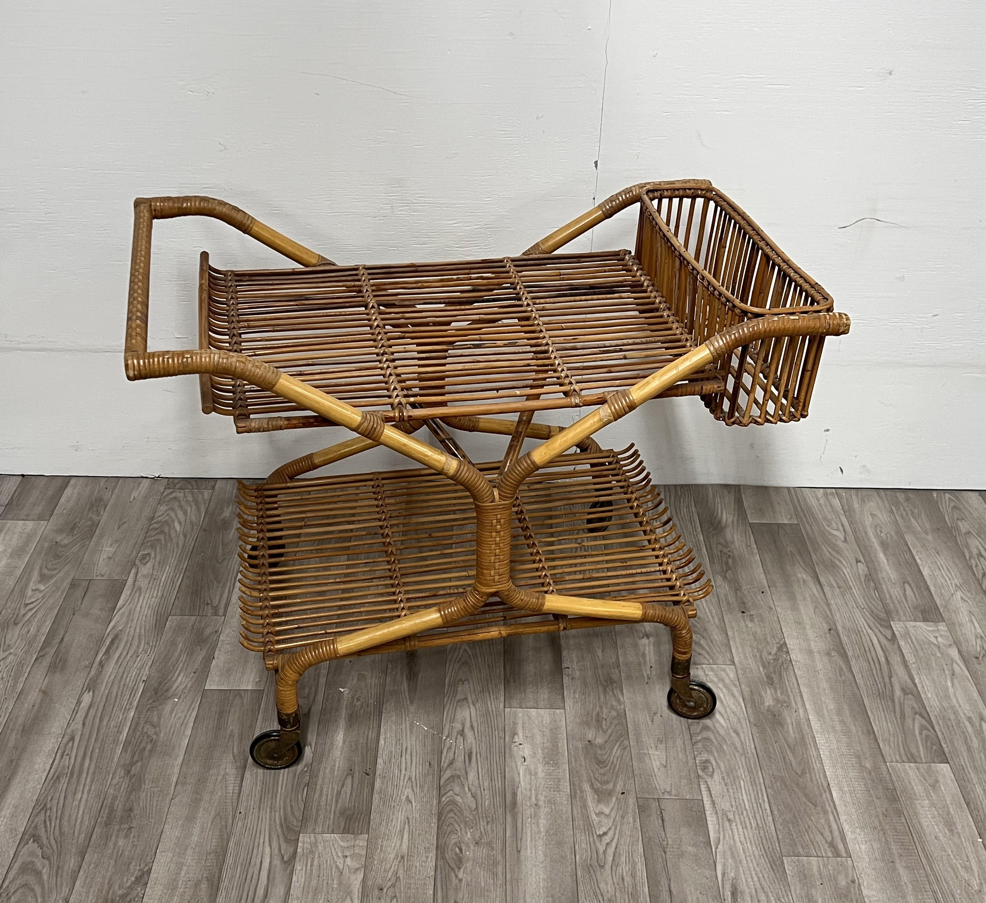 Dieser italienische Vintage-Getränkewagen oder Barwagen ist ein großartiges Einzelstück mit schönem Design und einzigartigen Winkeln. 
Mid Century Modern Stil aus Bambus 
Großartige Qualität 