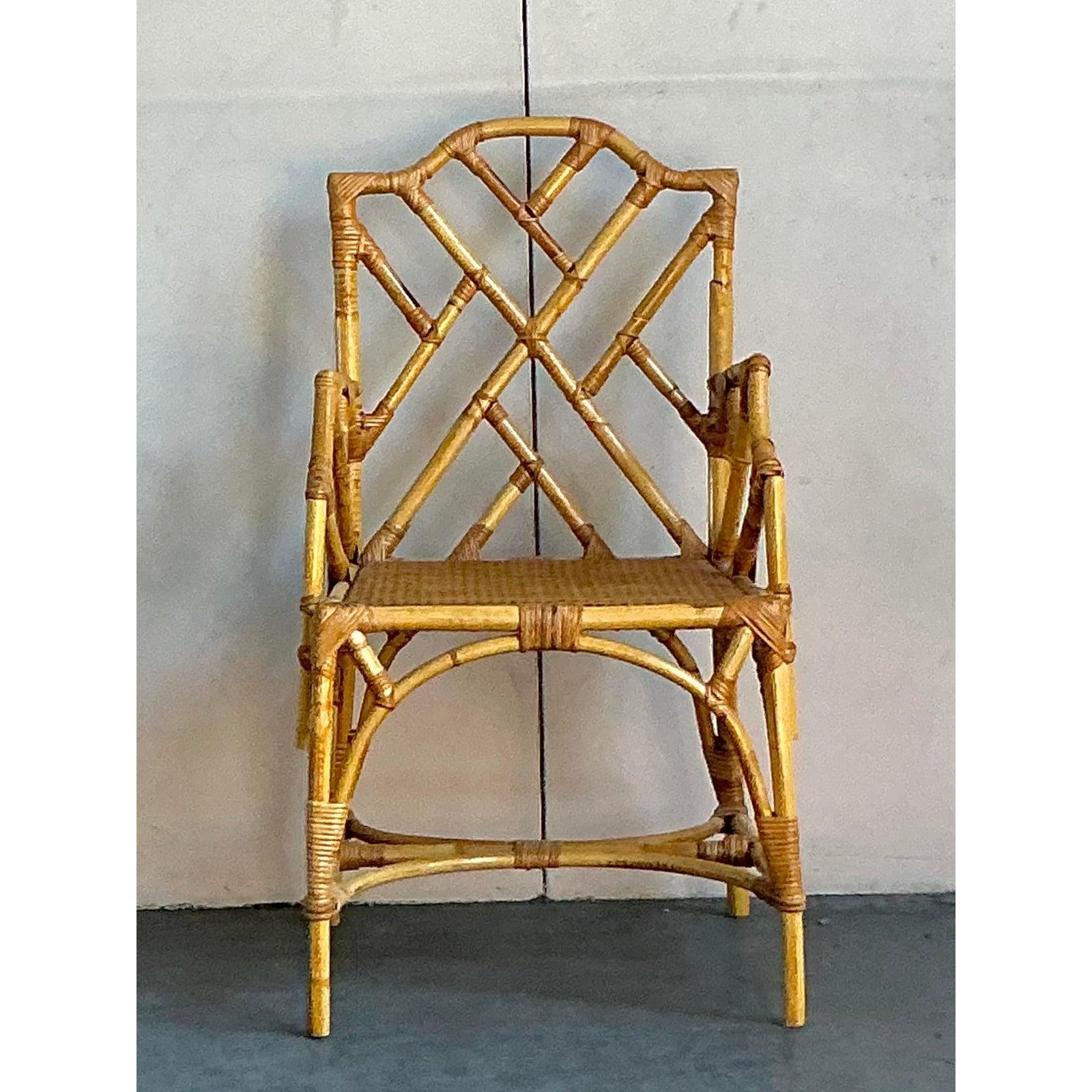 Dieser Sessel aus Bambus im Vintage-Stil ist ein Meisterwerk des Chinoiserie-Stils und ein einzigartiges Statement für zeitloses Design. Er wird in fachmännischer Handarbeit hergestellt und weist die ikonischen geometrischen Laubsägearbeiten der