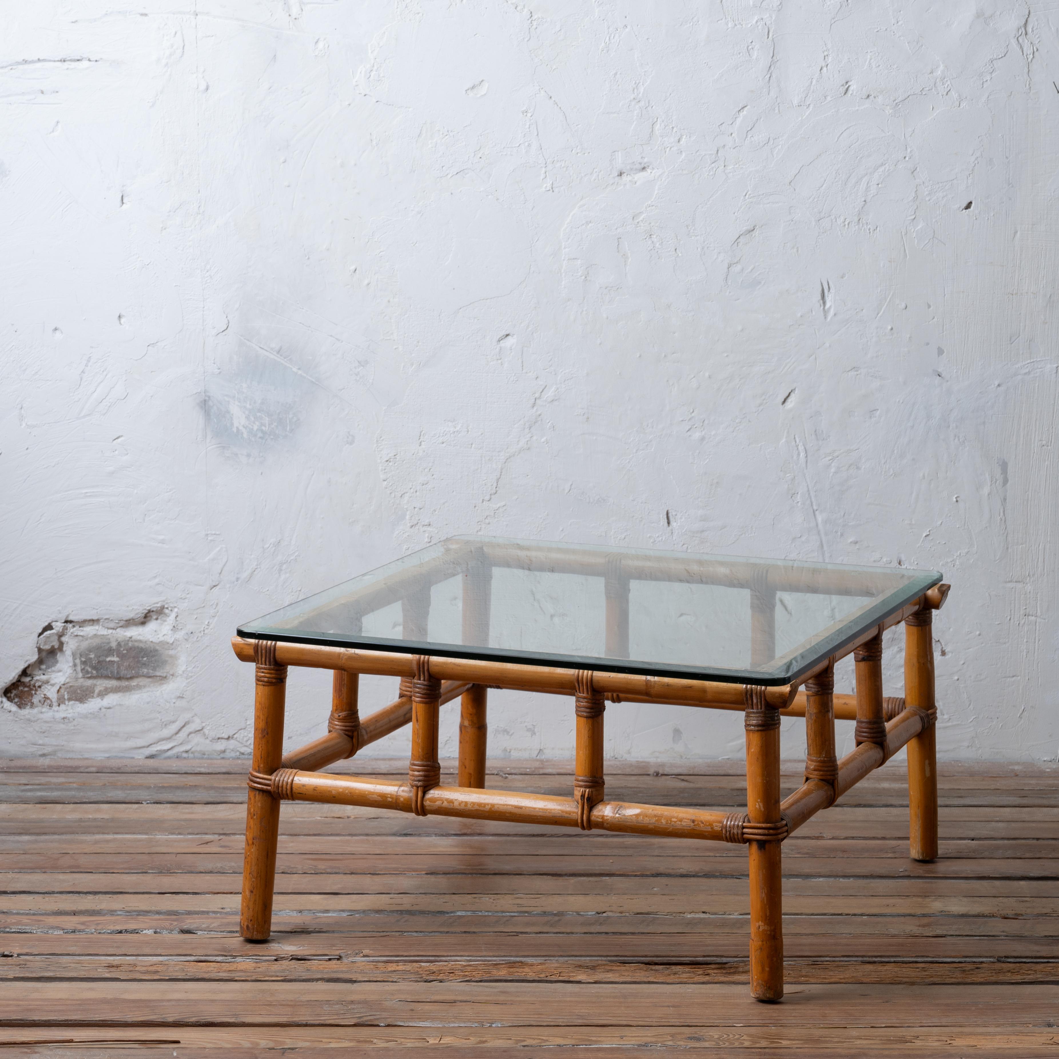Mesa de centro vintage italiana de bambú, años 70.

Tapa de cristal biselado.

28 ½ pulgadas de ancho por 28 pulgadas de profundidad por 15 ⅝ pulgadas de alto



