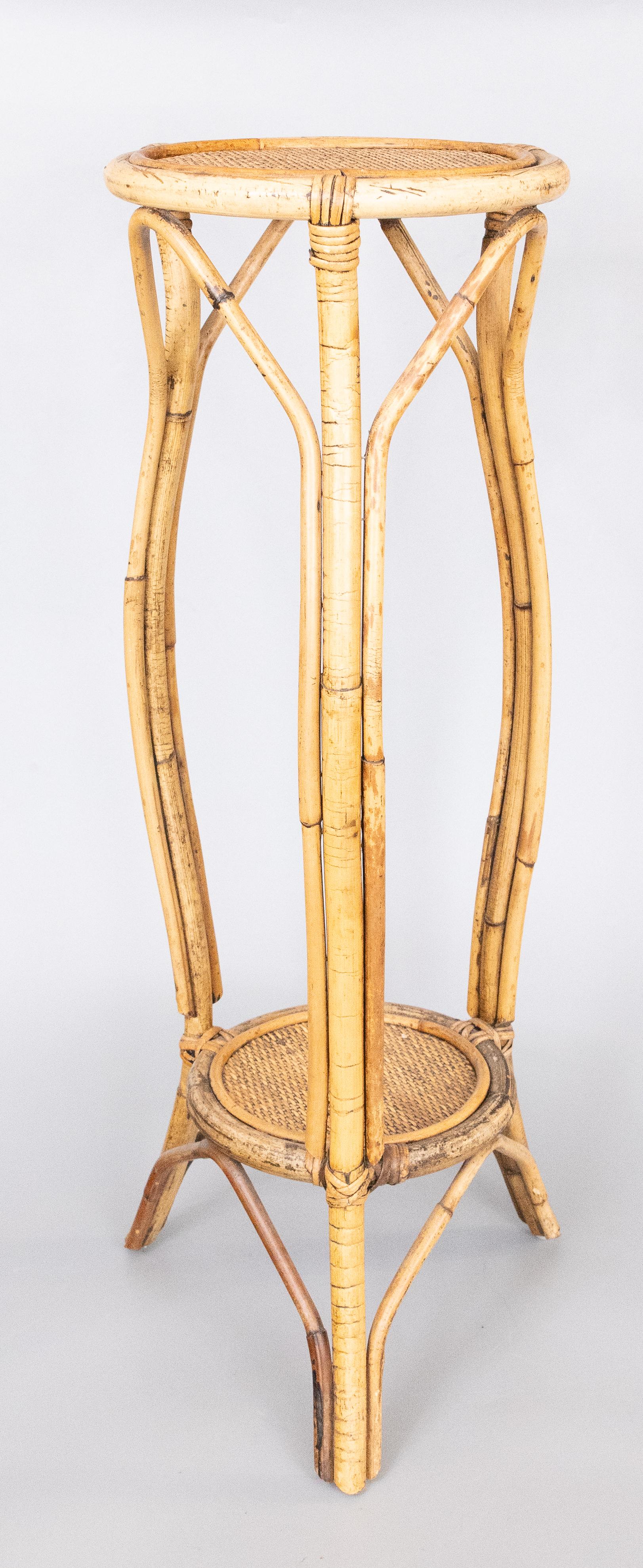 Ein stilvoller italienischer Pflanzenständer aus Bambus und Rattan mit zwei Ebenen, um 1960. Dieser fabelhafte Pflanzenständer ist schön groß, hoch und stabil, mit einem stilvollen Design, perfekt für die Präsentation von Pflanzen oder anderen