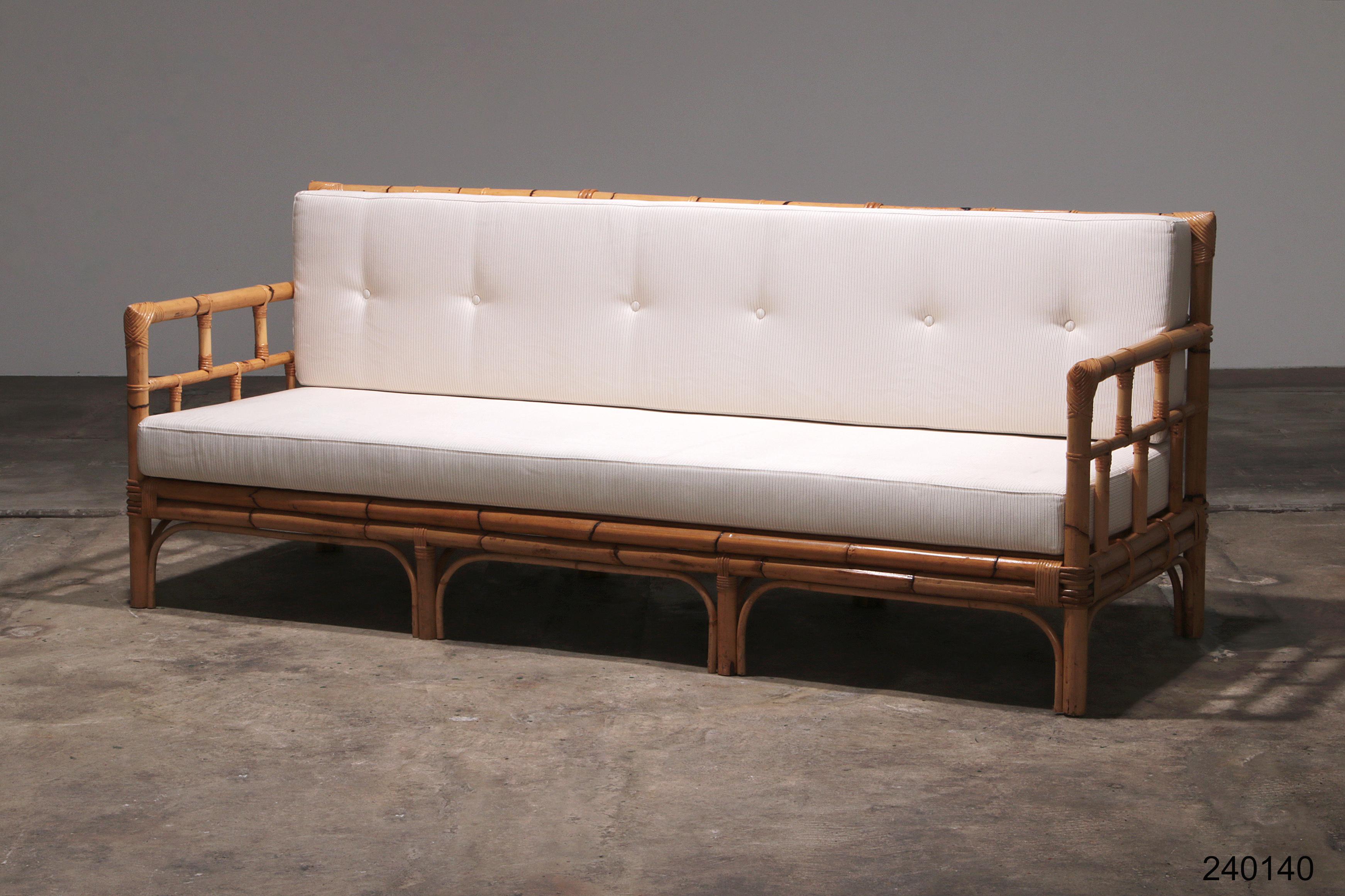 Sofá italiano vintage de bambú con cojines de los años 70 en venta 12