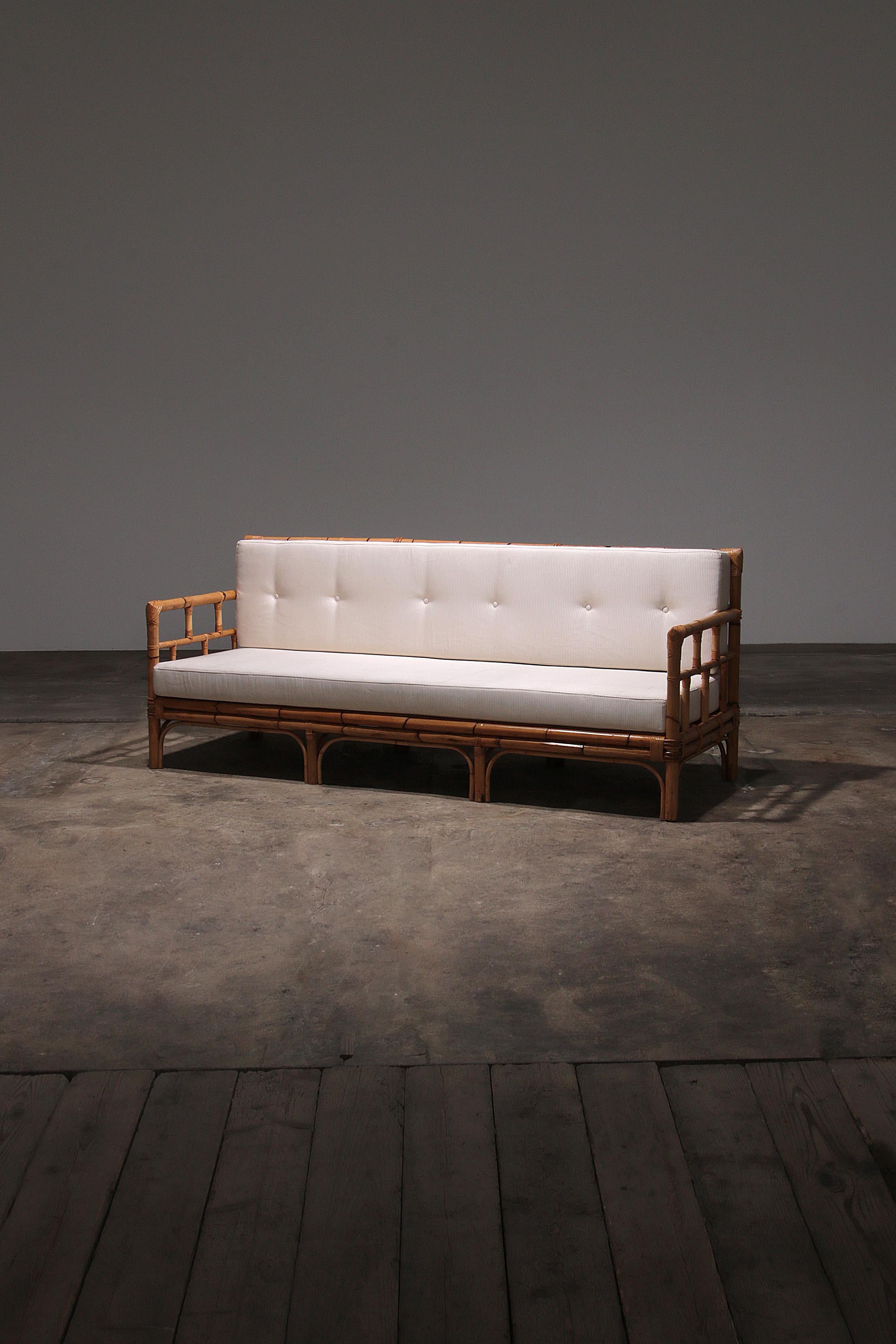 Sofá italiano vintage de bambú con cojines de los años 70


Descubre el encanto de una época pasada con este precioso sofá italiano de bambú de los años 70. Este elegante sofá no sólo llama la atención en tu interior, sino que también ofrece una
