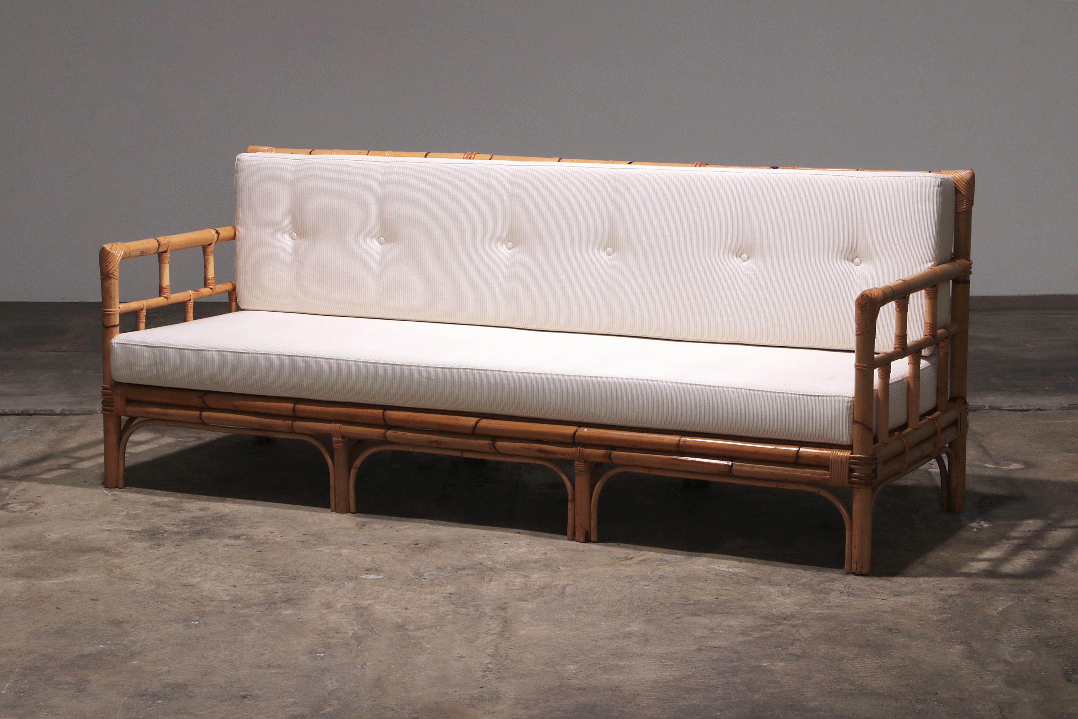 Sofá italiano vintage de bambú con cojines de los años 70 Bohemio en venta