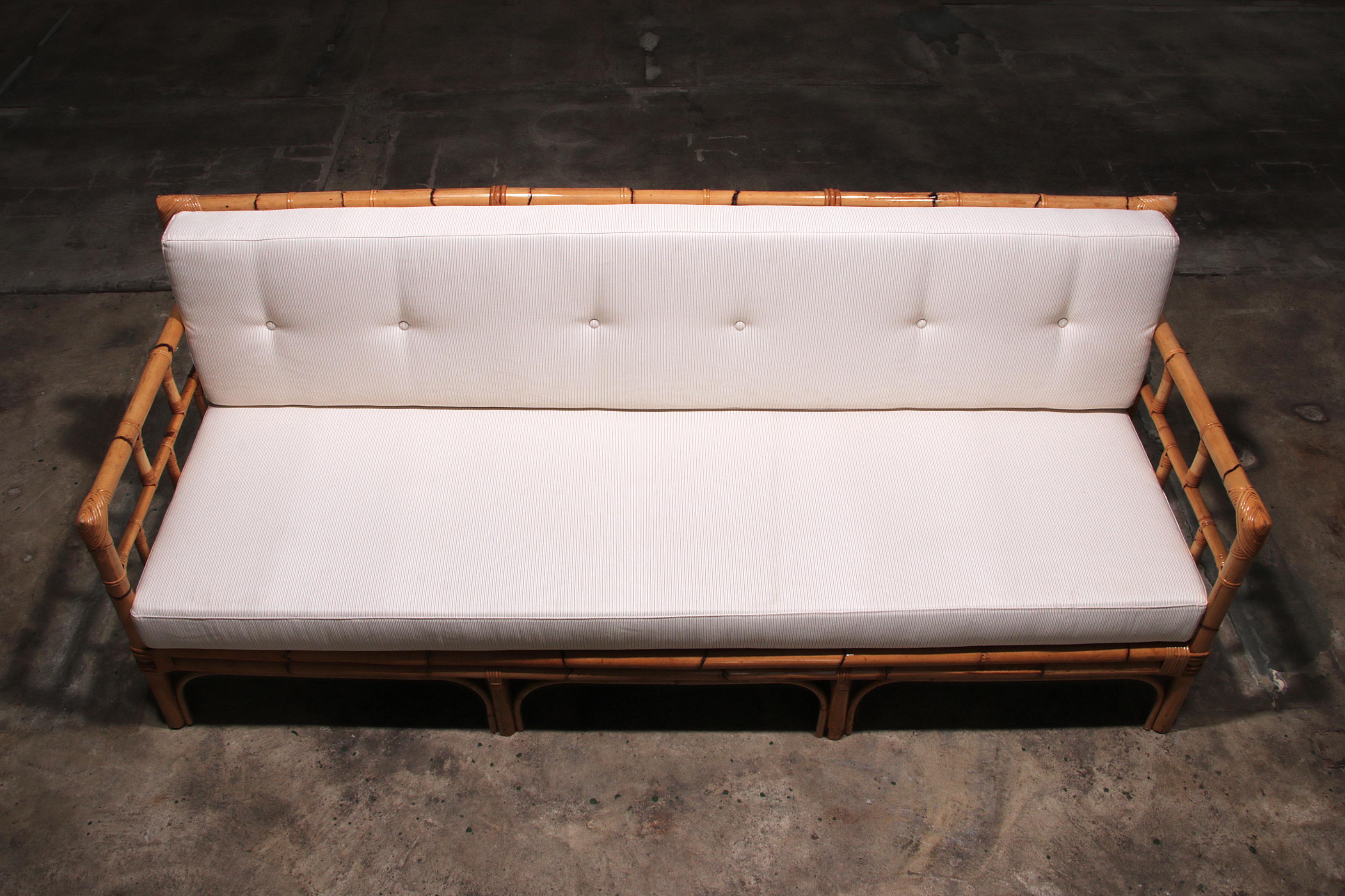Sofá italiano vintage de bambú con cojines de los años 70 en venta 1
