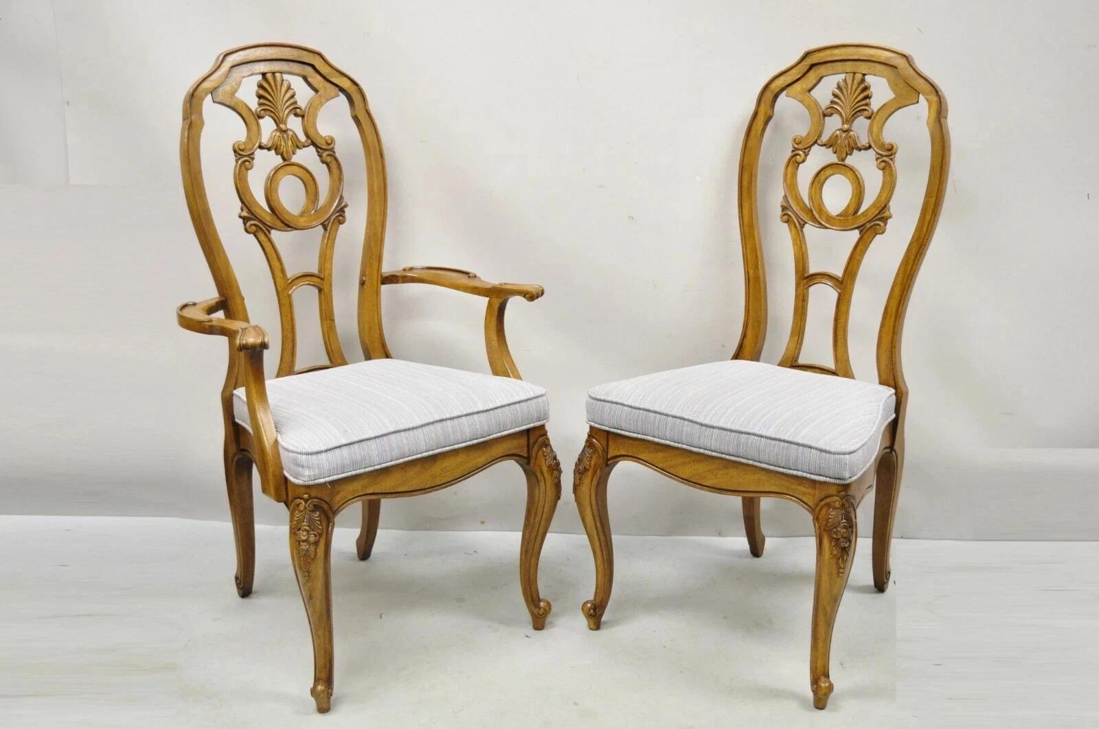 Veuillez nous envoyer un message avec votre code postal pour demander un devis plus raisonnable pour les frais d'expédition aux États-Unis.

Chaises de salle à manger en bois sculpté de style baroque rococo italien - Lot de 6. La liste comprend (2)