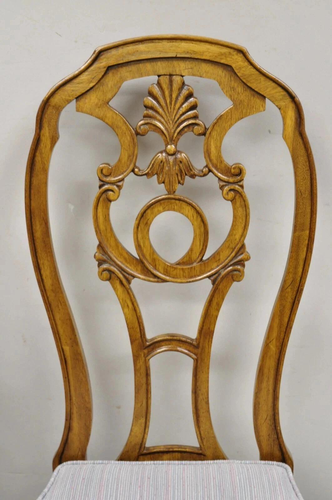 Inconnu Chaises de salle à manger italiennes vintage baroque rococo en bois sculpté et ajouré - Lot de 6 en vente