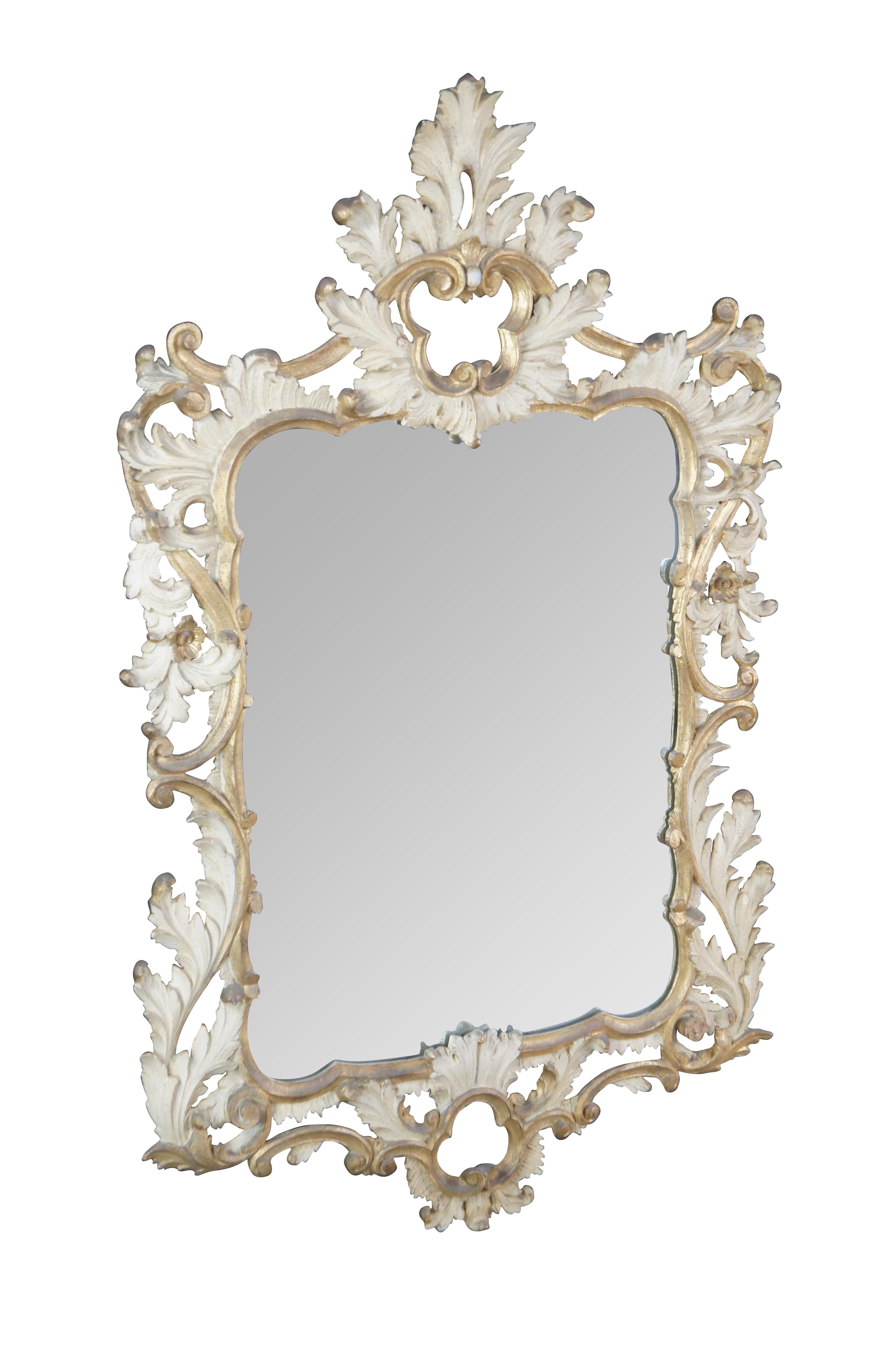 Un grande e imponente specchio barocco italiano.  Presenta un bellissimo dettaglio fogliare a foglie d'acanto.  Presenta una finitura dorata bicolore.  Marchio made in Italy sul retro.  L'aggiunta perfetta a qualsiasi spazio.

Dimensioni:
34