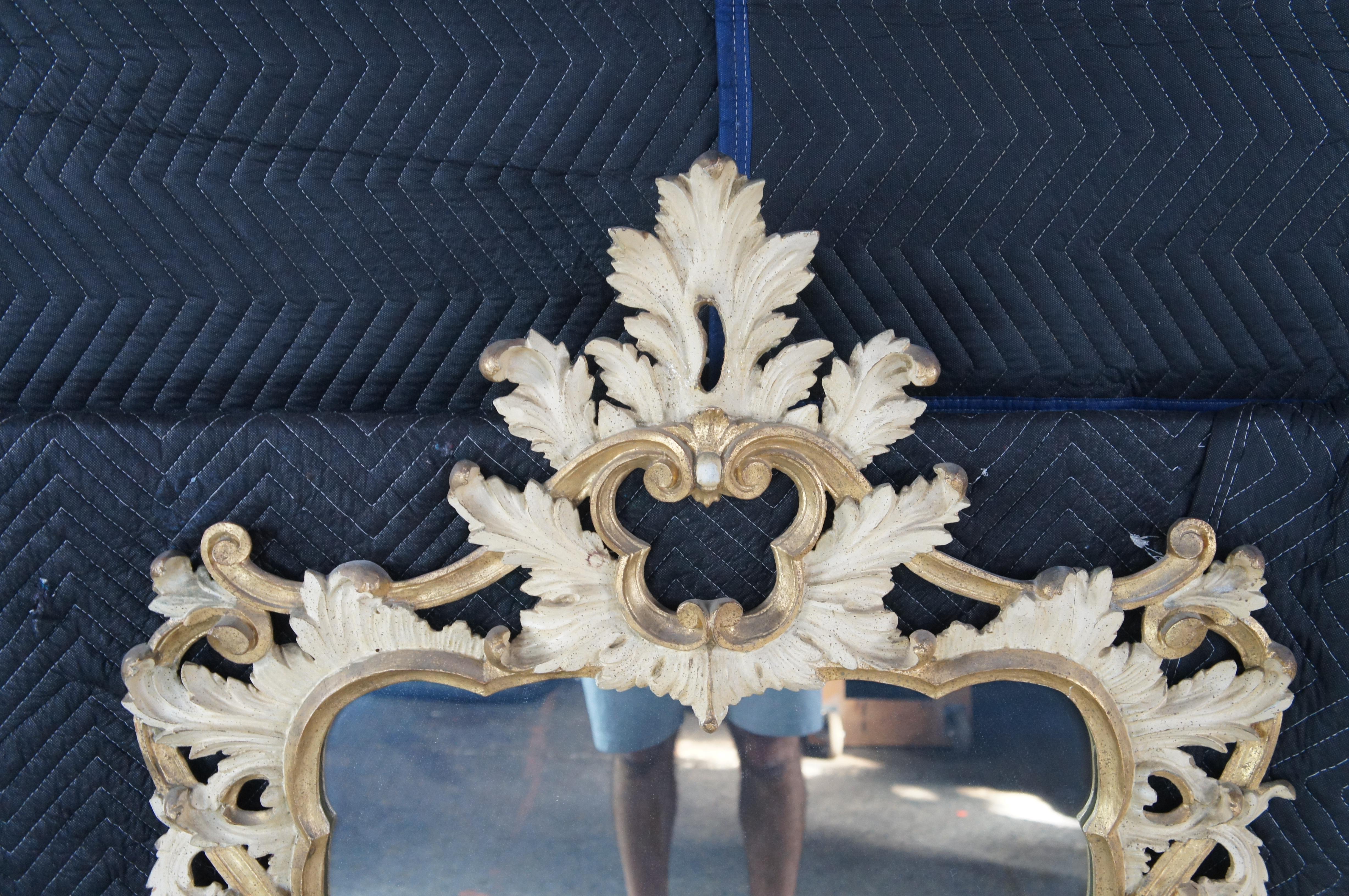 Americano Specchio da parete d'epoca in stile barocco rococò con foglia d'acanto e sopra la mensola in vendita