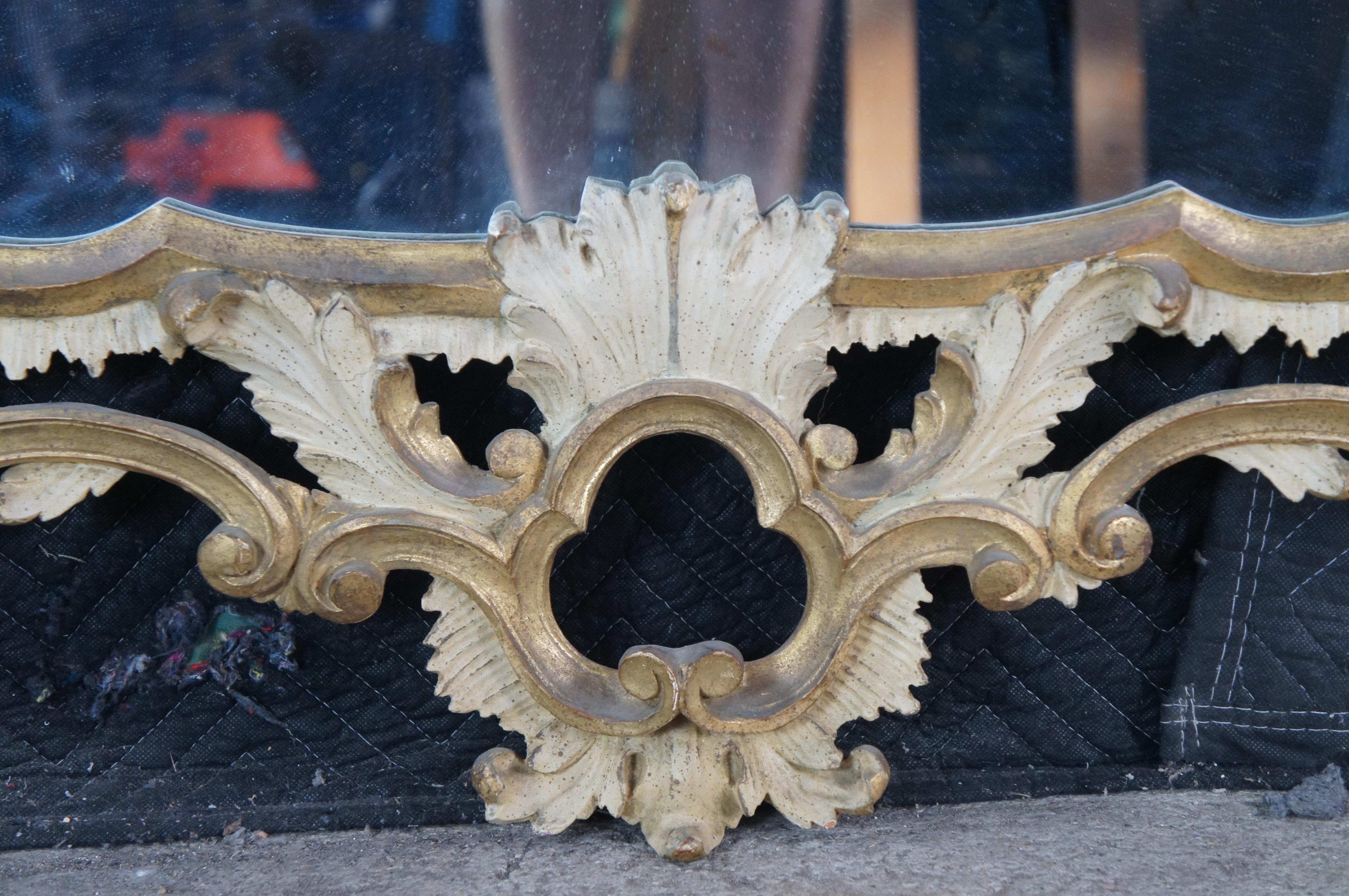 Specchio da parete d'epoca in stile barocco rococò con foglia d'acanto e sopra la mensola In condizioni buone in vendita a Dayton, OH