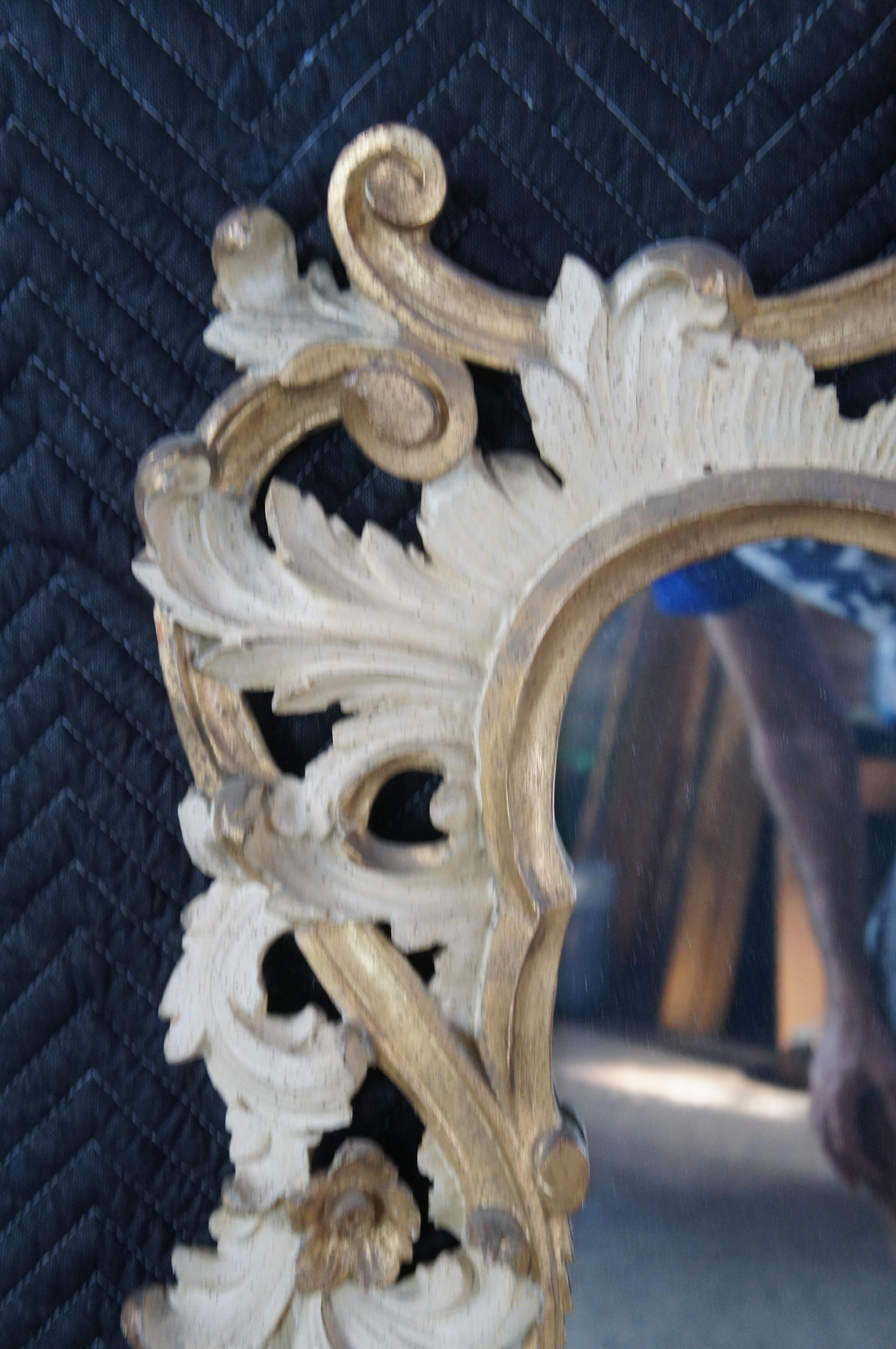 Specchio da parete d'epoca in stile barocco rococò con foglia d'acanto e sopra la mensola in vendita 1