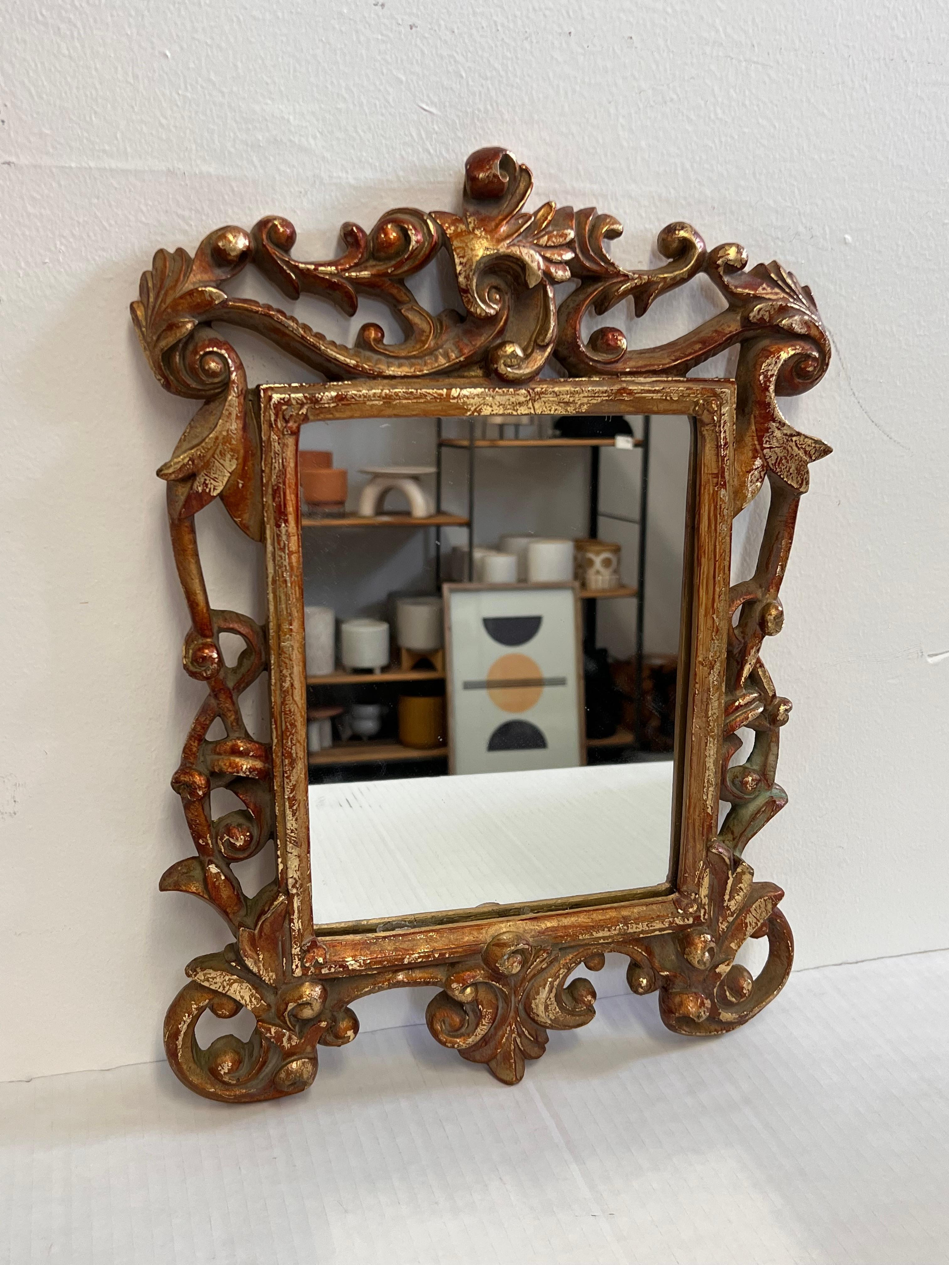 Mid-Century moderno Specchio d'epoca in stile barocco italiano intagliato a mano in legno dorato con patina in vendita