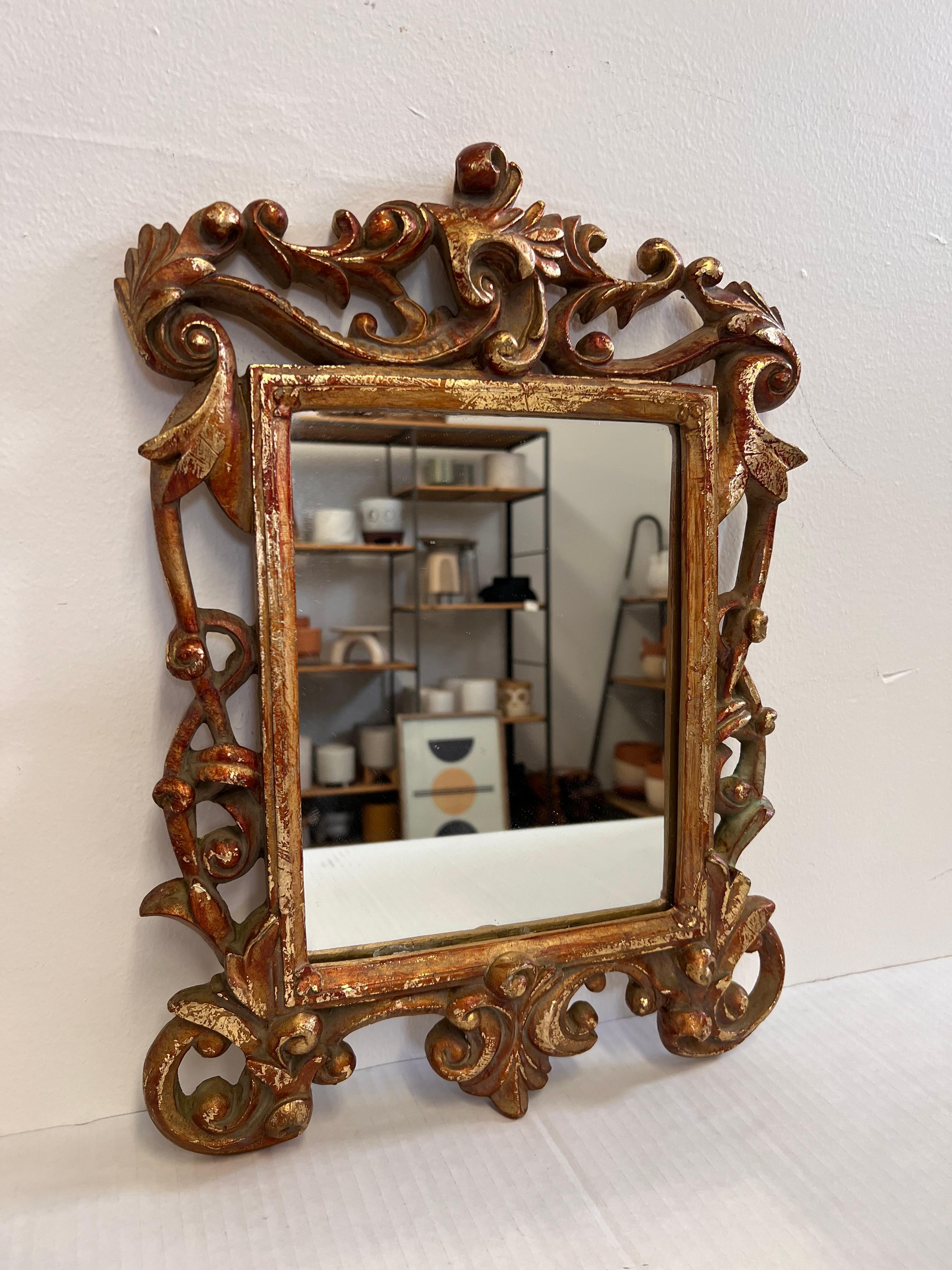 Specchio d'epoca in stile barocco italiano intagliato a mano in legno dorato con patina In condizioni buone in vendita a Seattle, WA