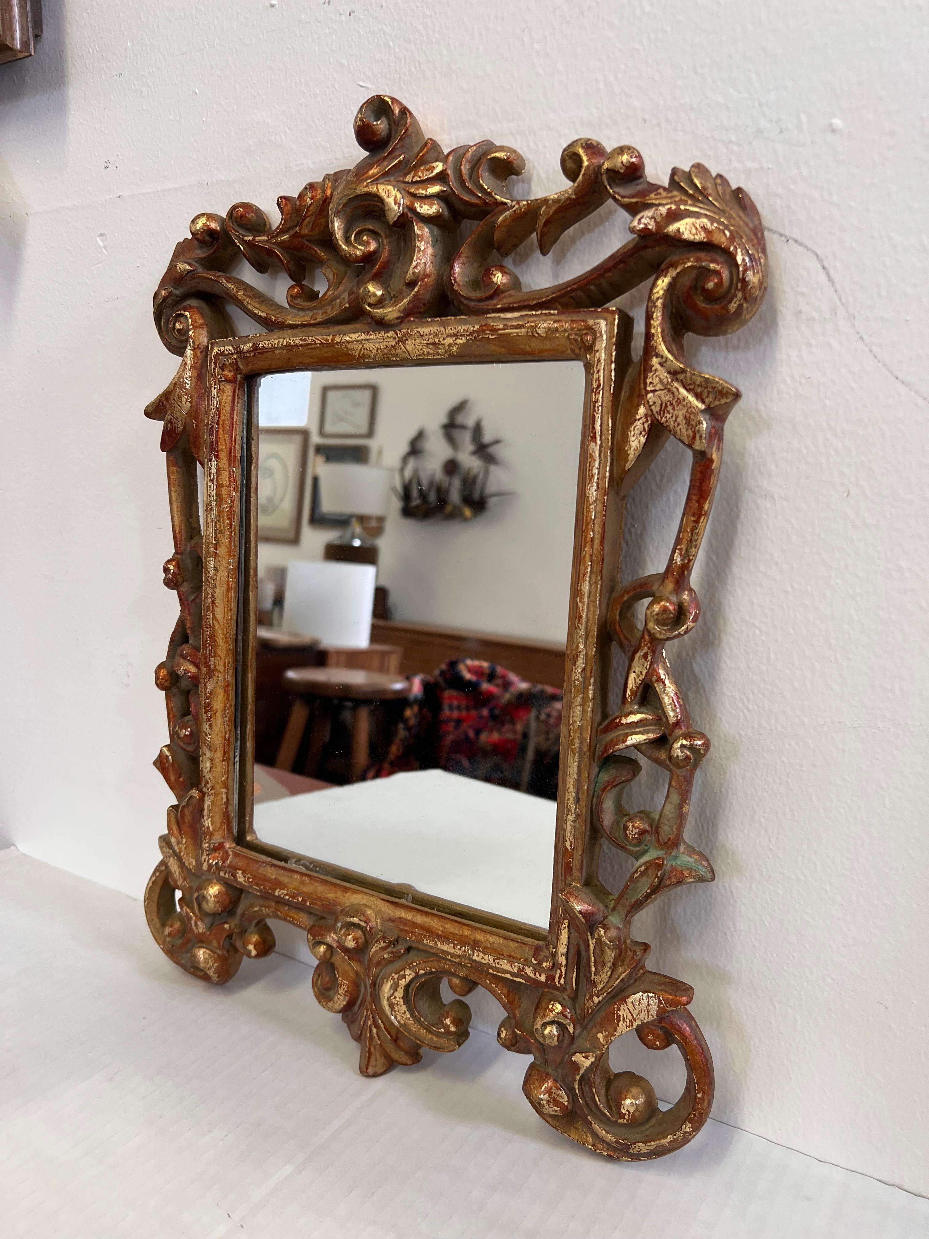 Fine XX secolo Specchio d'epoca in stile barocco italiano intagliato a mano in legno dorato con patina in vendita