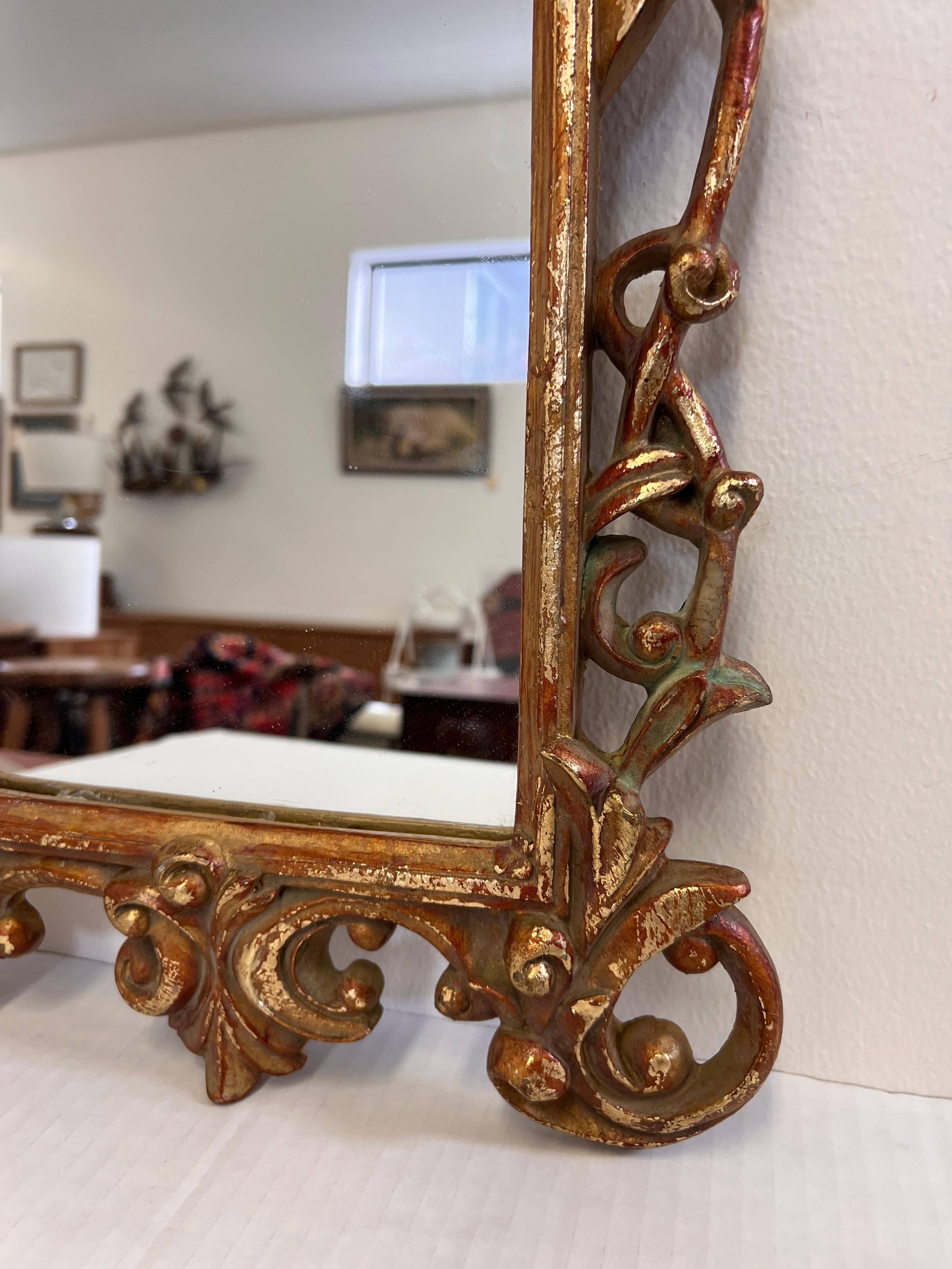 Legno dorato Specchio d'epoca in stile barocco italiano intagliato a mano in legno dorato con patina in vendita