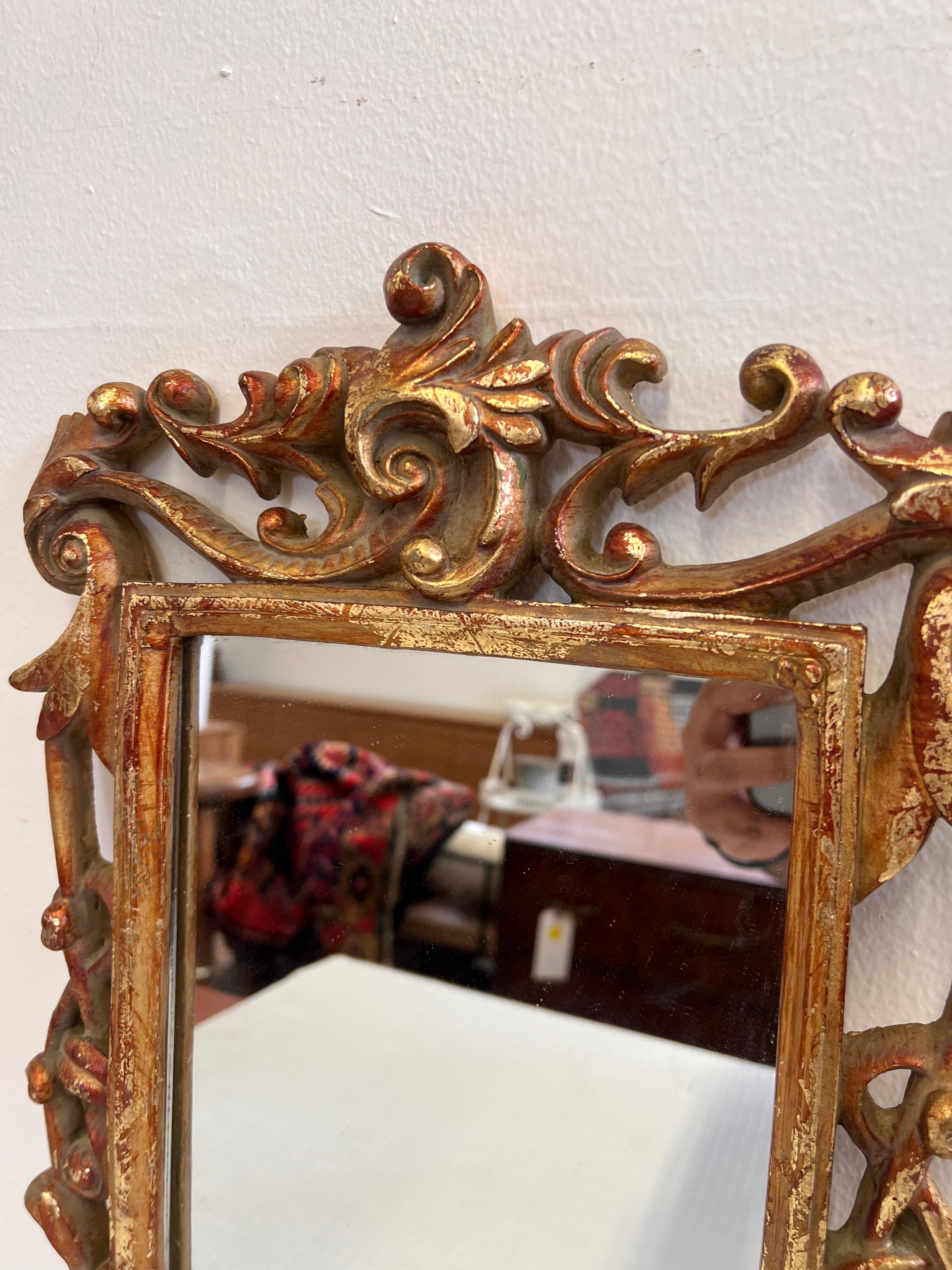 Specchio d'epoca in stile barocco italiano intagliato a mano in legno dorato con patina in vendita 1