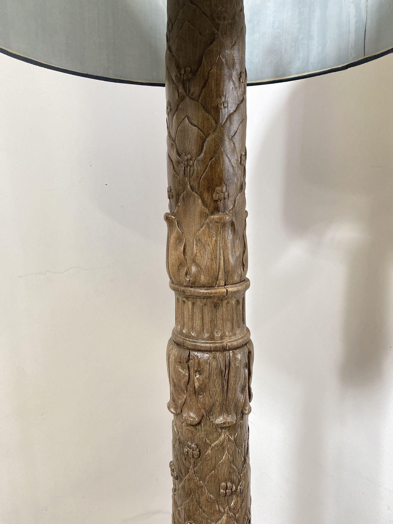 Vintage Italian Baroque Style Hand Carved Wood Floor Lamp In Excellent Condition For Sale In Van Nuys, CA